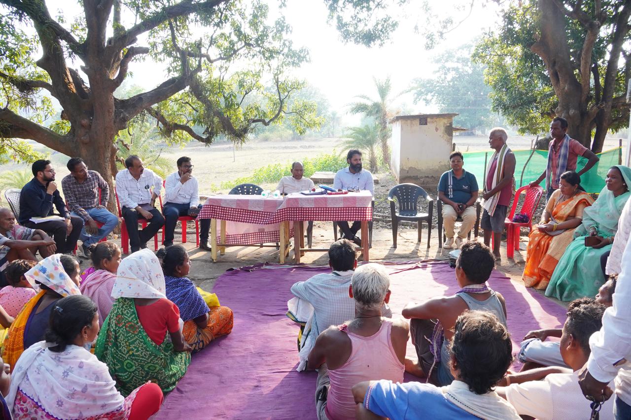 तीन तरफ ऊंचे पहाड़, बीच में बसा कुरूमढोढ़ा&hellip; आम के पेड़ के नीचे लगी कलेक्टर की चौपाल में छलका ग्रामीणों का दर्द, पटवारी प्रभार बदलने से लेकर पुल-सड़क, राशन और पानी तक पर मौके पर हुए बड़े फैसले