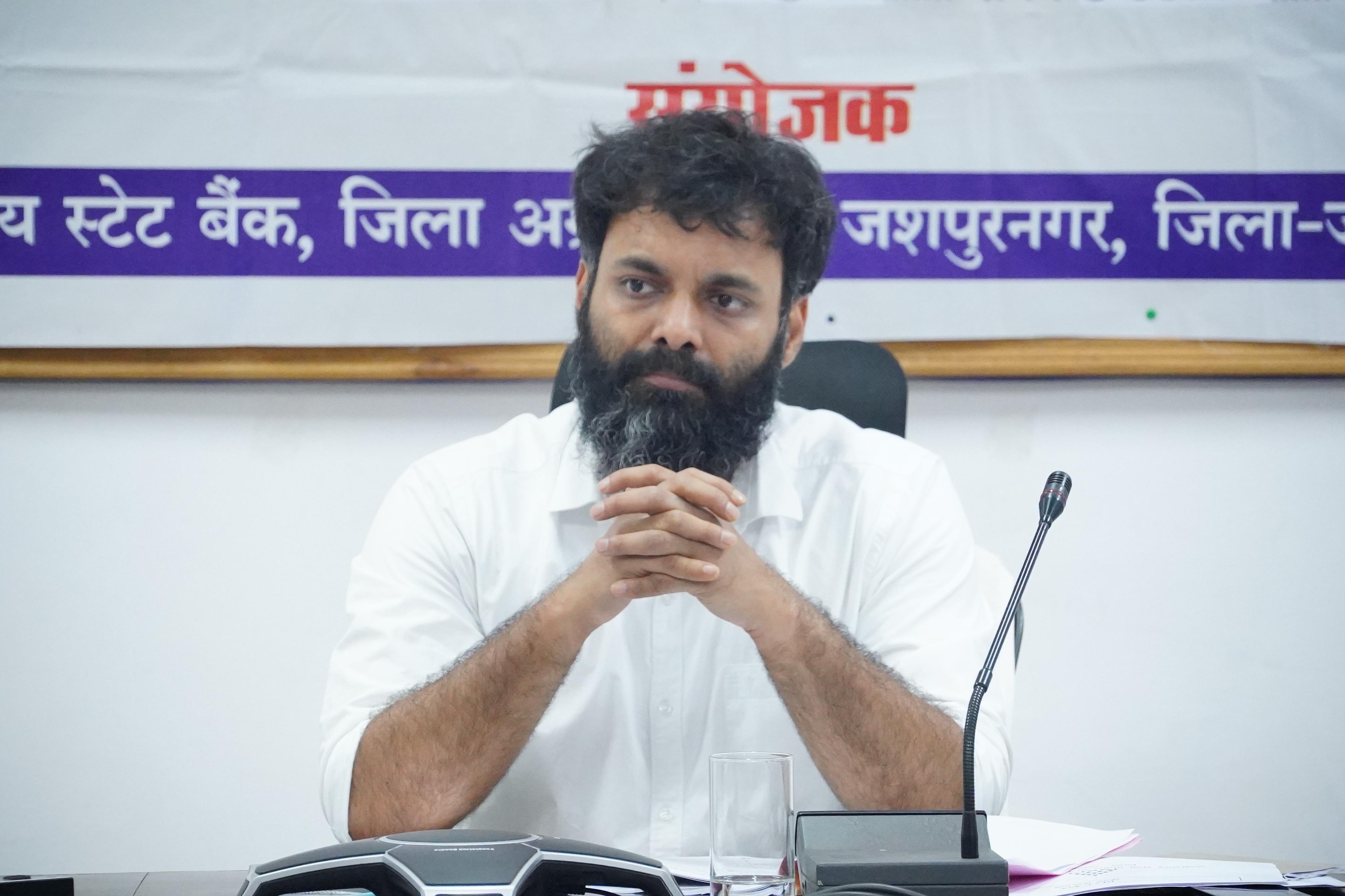बैंकिंग योजनाओं का लाभ हर जरूरतमंद तक पहुंचाने के लिए कलेक्टर व्यास सख्त, ऋण प्रकरणों में तेजी लाने के निर्देश; किसानों, युवाओं और महिला समूहों को मिलेगा बैंकिंग योजनाओं का बड़ा फायदा