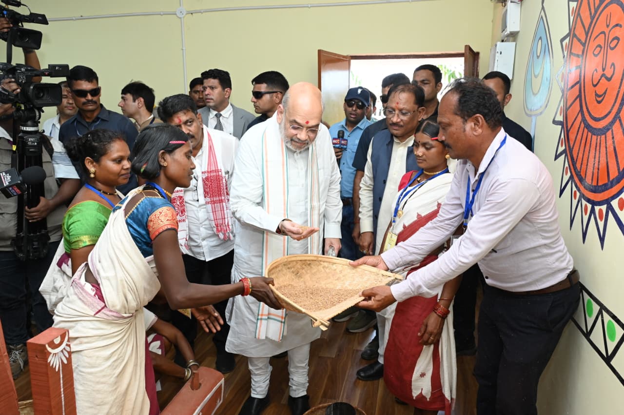 &ldquo;बस्तर की मीठी इमली के स्वाद पर फिदा हुए केंद्रीय गृहमंत्री अमित शाह, नेतानार में बोले &mdash; यहां की इमली में खटास नहीं, विकास और आत्मनिर्भरता की मिठास है&rdquo;