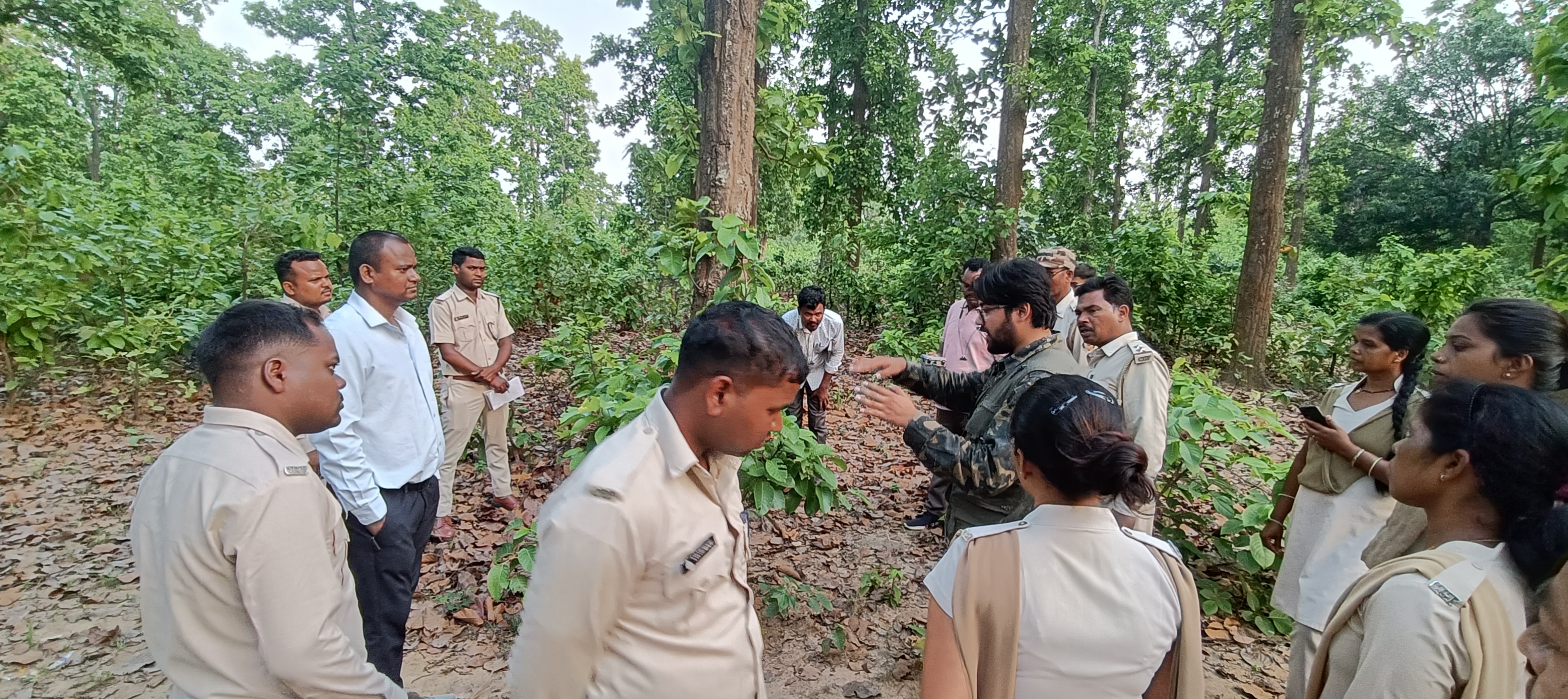 अभ्यारण्य में बिछेगा कैमरों का जाल, वन्य प्राणियों की हर हलचल होगी कैद&hellip; बादलखोल में वन अमले को दिया गया हाईटेक कैमरा ट्रैप प्रशिक्षण,अब जंगल में हर गतिविधियों पर रहेगी पैनी नजर