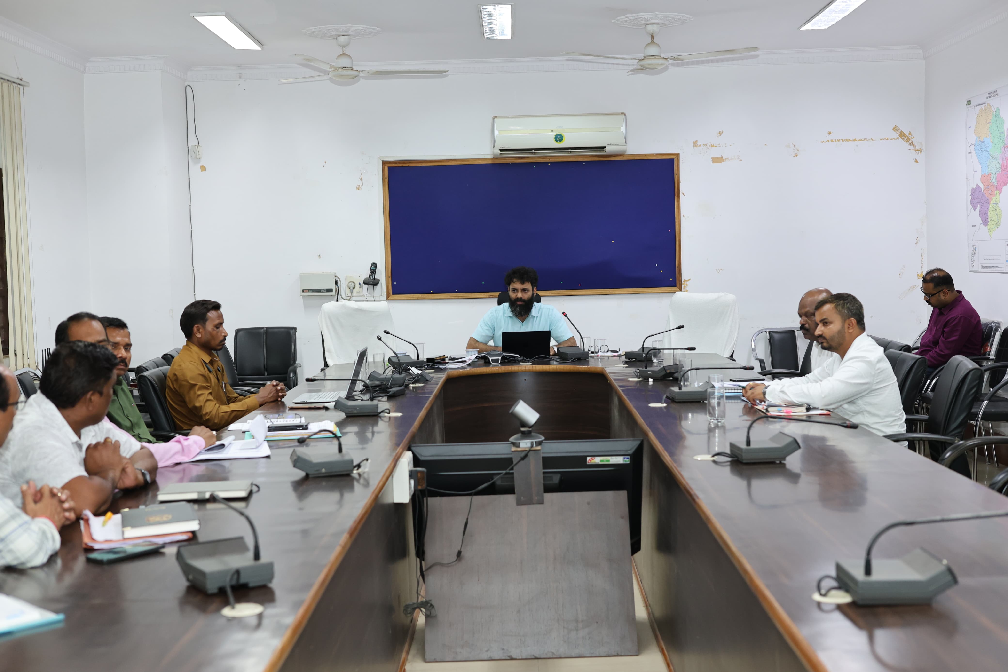बरसात से पहले जशपुर में विकास कार्यों की रफ्तार बढ़ाने के निर्देश, कलेक्टर रोहित व्यास ने अफसरों को दी सख्त चेतावनी