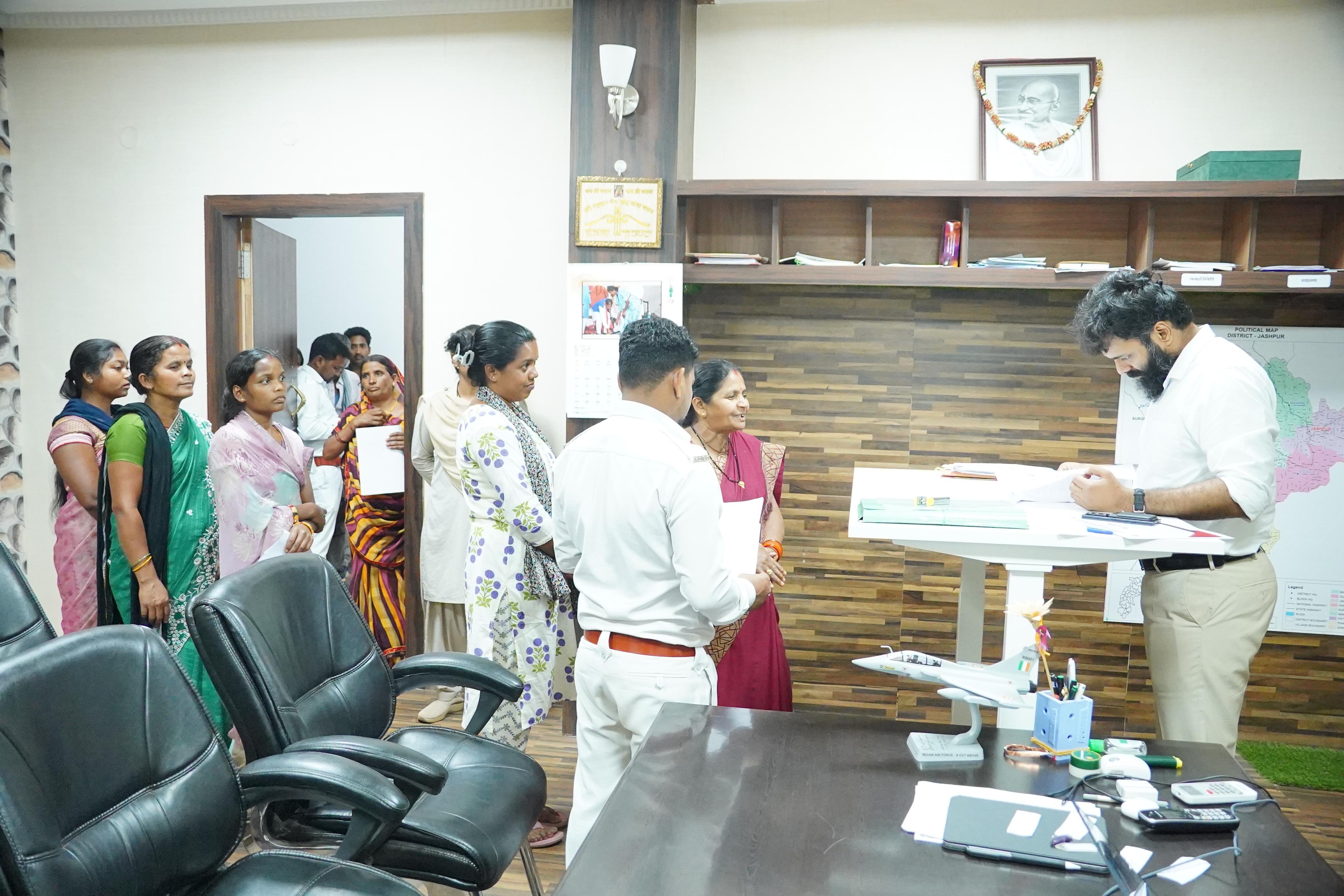 कलेक्टर श्री रोहित व्यास ने जनदर्शन में सुनी आमजन की समस्याएँ ,अधिकारियों को समयबद्ध एवं पारदर्शी निराकरण के दिए निर्देश