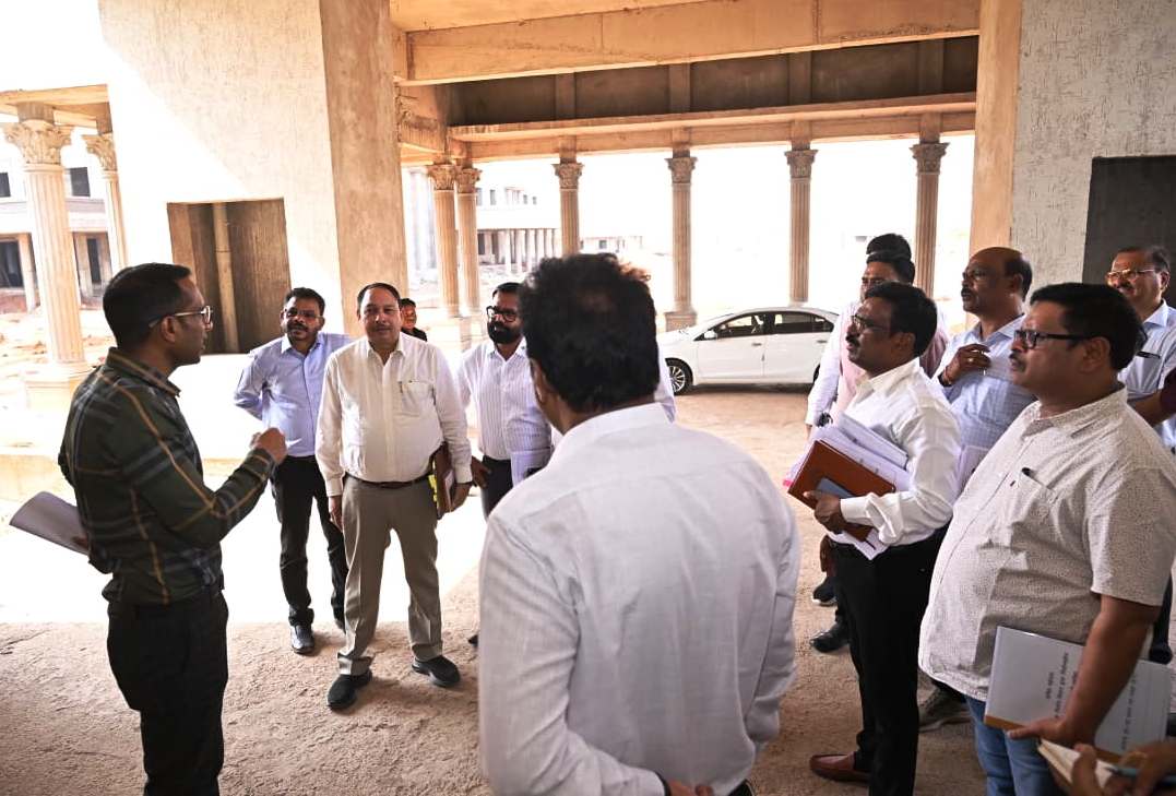 विधानसभा को &lsquo;पेपरलेस&rsquo; करने के कार्यों में आएगी तेजी ,लोक निर्माण विभाग के सचिव ने विधानसभा भवन का किया निरीक्षण