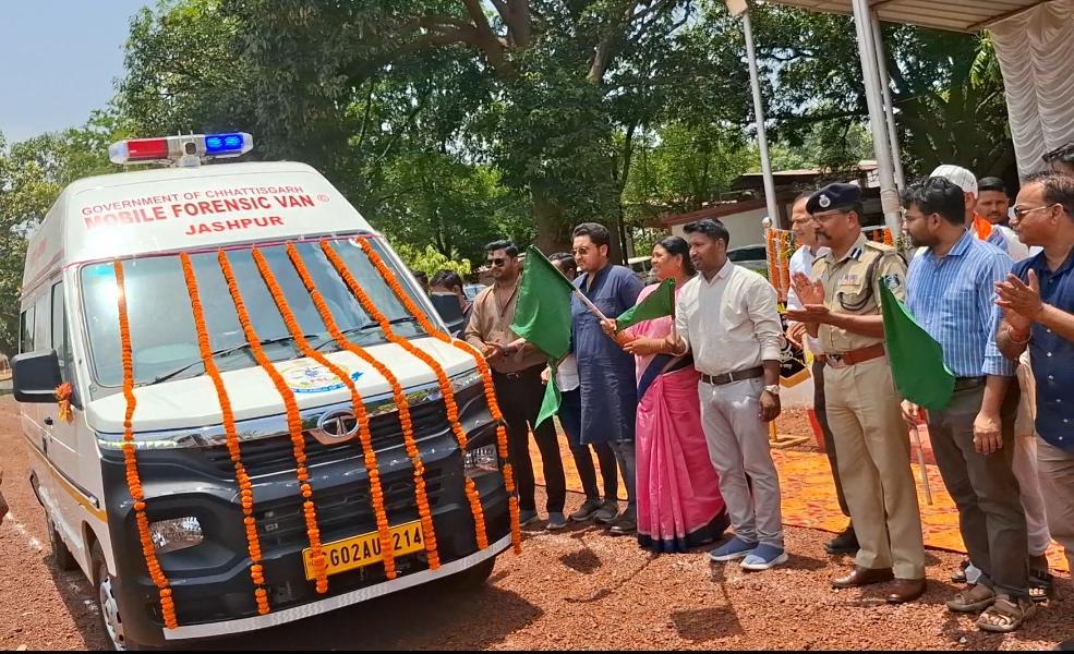 BREAKING NEWS : जशपुर पुलिस को मिली हाईटेक &ldquo;लैब ऑन व्हील्स&rdquo;, अब हत्या-दुष्कर्म से लेकर साइबर क्राइम तक घटनास्थल पर ही होगी वैज्ञानिक जांच, अपराधियों के बच निकलने की राह हुई बंद