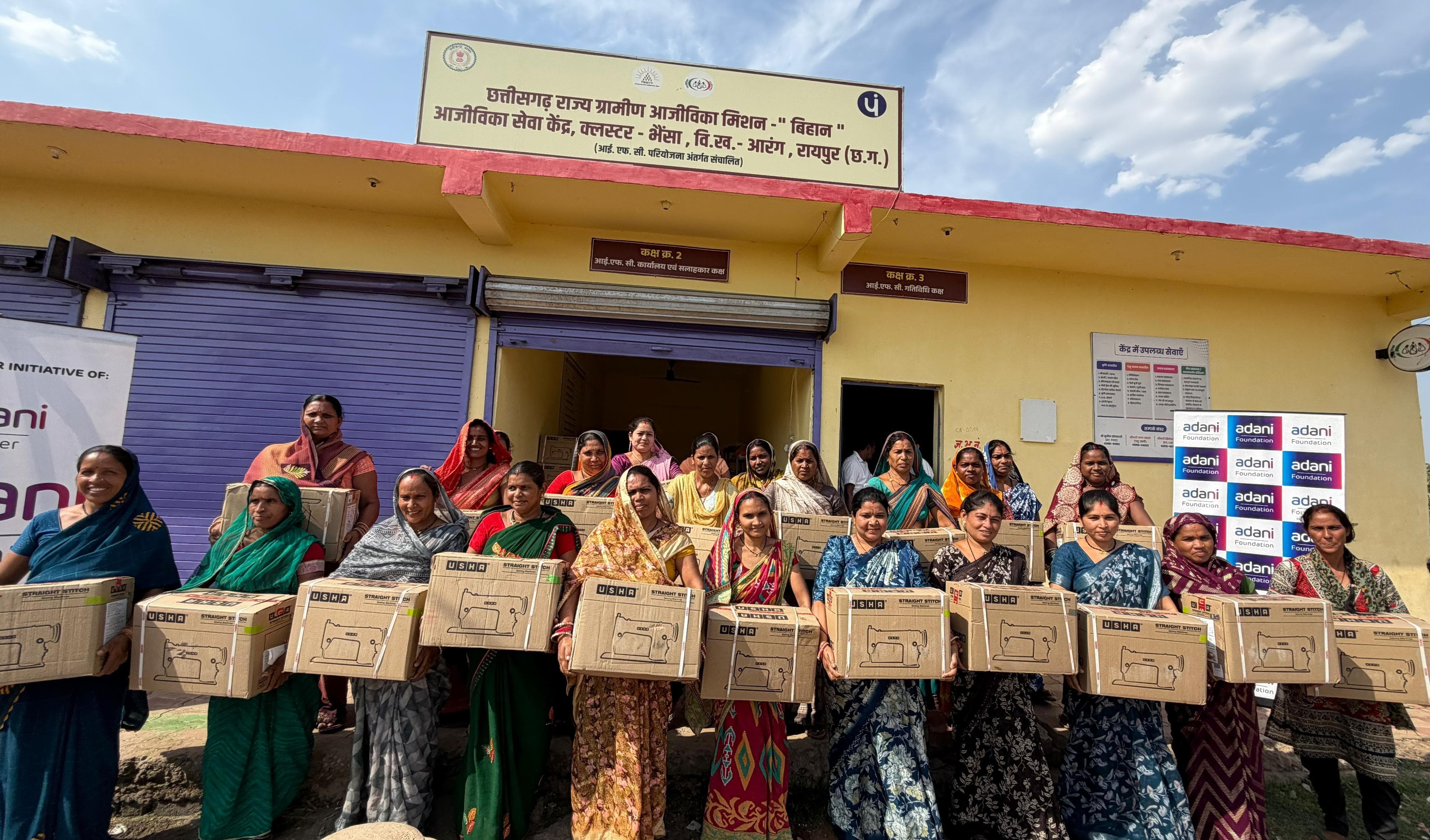 मुख्यमंत्री ने चौपाल में सुनी बात, 24 घंटे के भीतर पूरा हुआ वादा: कोसरंगी की दीदियों के हाथों में पहुंचीं 50 मुफ्त सिलाई मशीनें, आत्मनिर्भरता की नई सिलाई शुरू