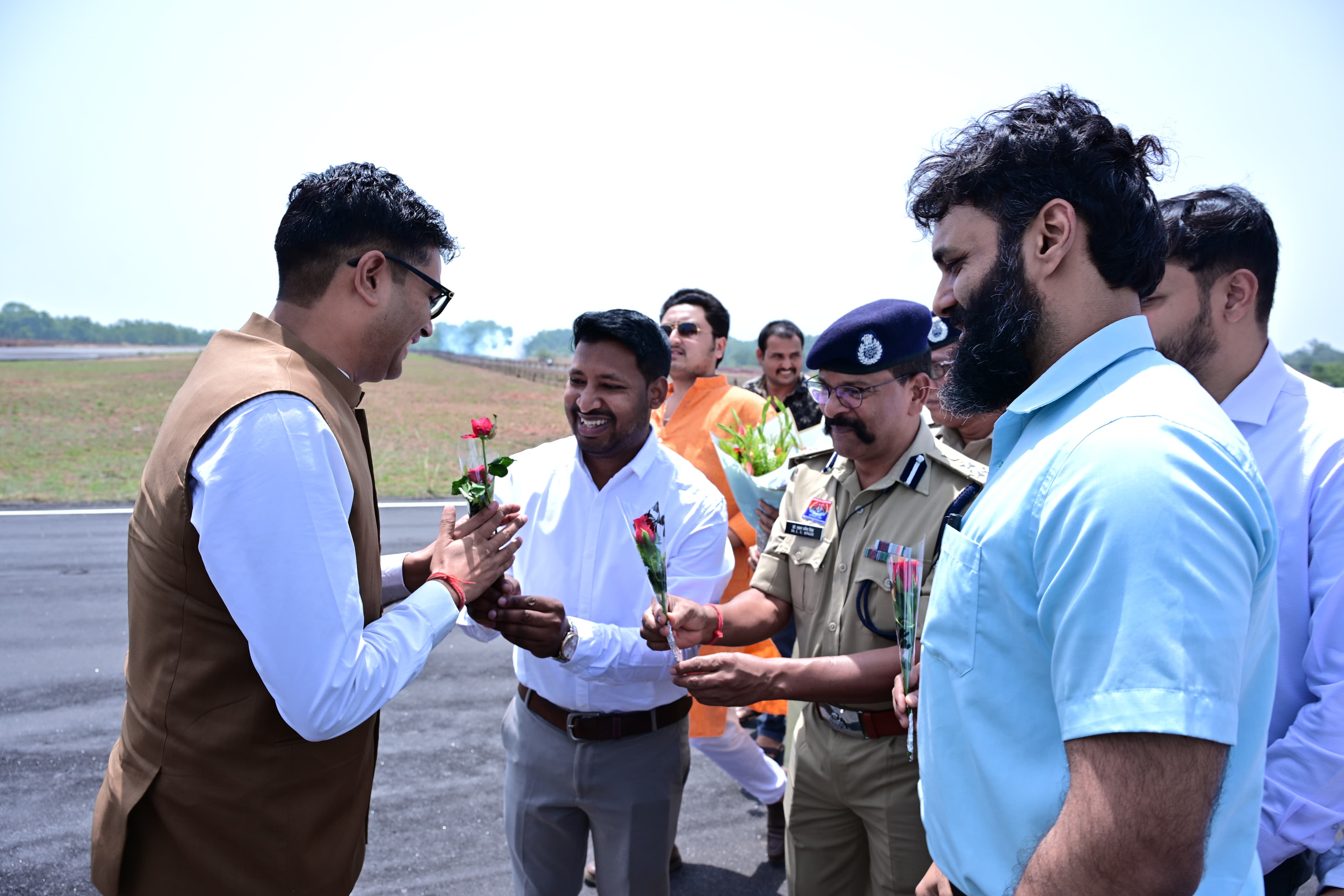वित्त मंत्री श्री ओपी चौधरी का जशपुर आगडीह हवाई अड्डे में किया गया आत्मीय स्वागt