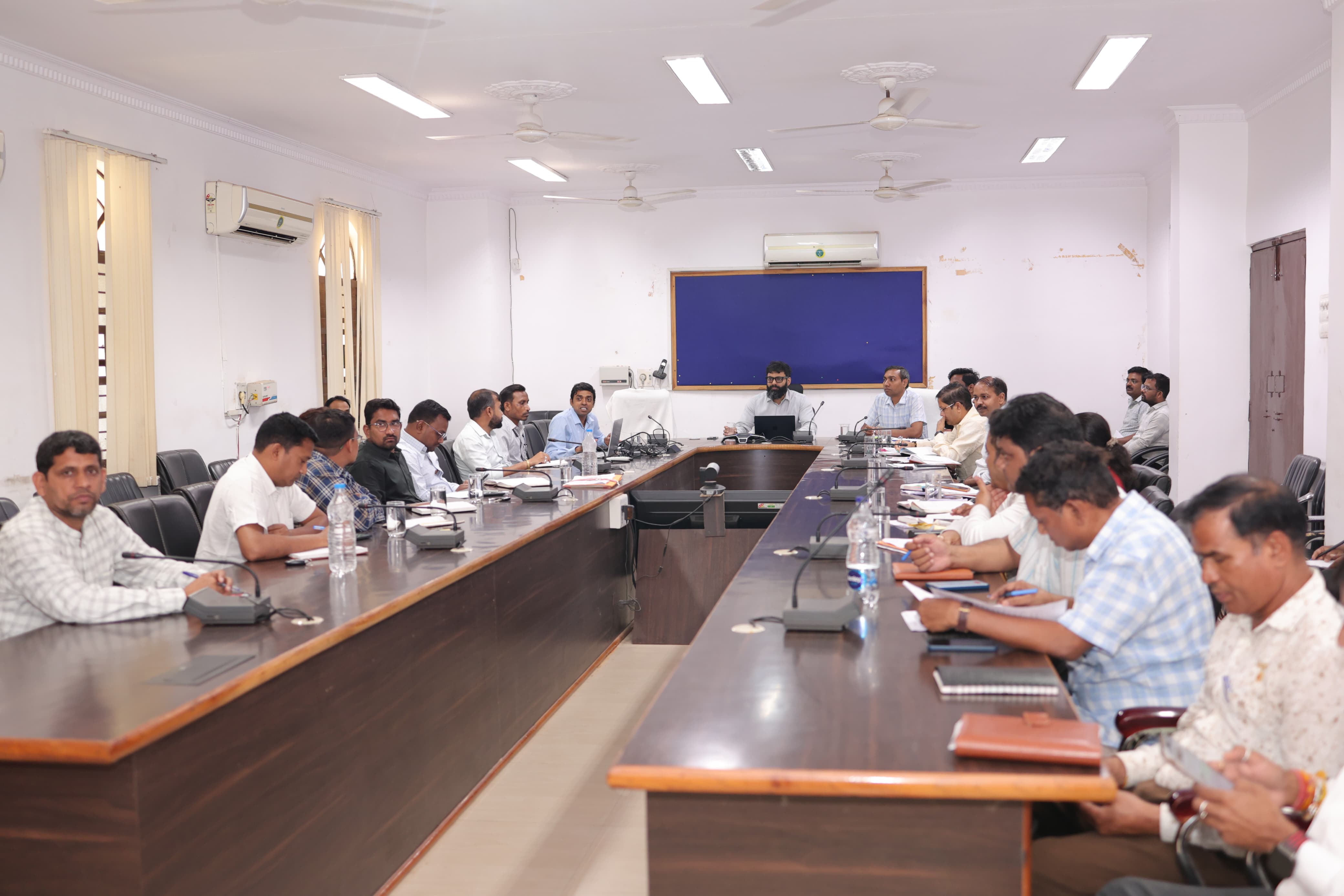 राजस्व प्रकरणों पर कलेक्टर रोहित व्यास का बड़ा एक्शन &mdash; &ldquo;हर आवेदन का तय समय में शत-प्रतिशत निराकरण करें&rdquo;, स्वामित्व योजना और किसान पंजीयन में लापरवाही पर सख्त चेतावनी