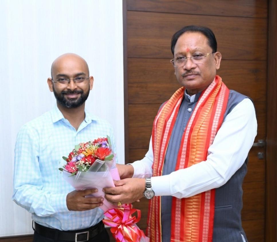 जंगलों से उठकर जंगलों के रखवाले बनने तक: वनांचल के बेटे अजय गुप्ता ने IFS बनकर रचा इतिहास, मुख्यमंत्री विष्णुदेव साय ने कहा- यह पूरे छत्तीसगढ़ के सपनों और संघर्ष की जीत