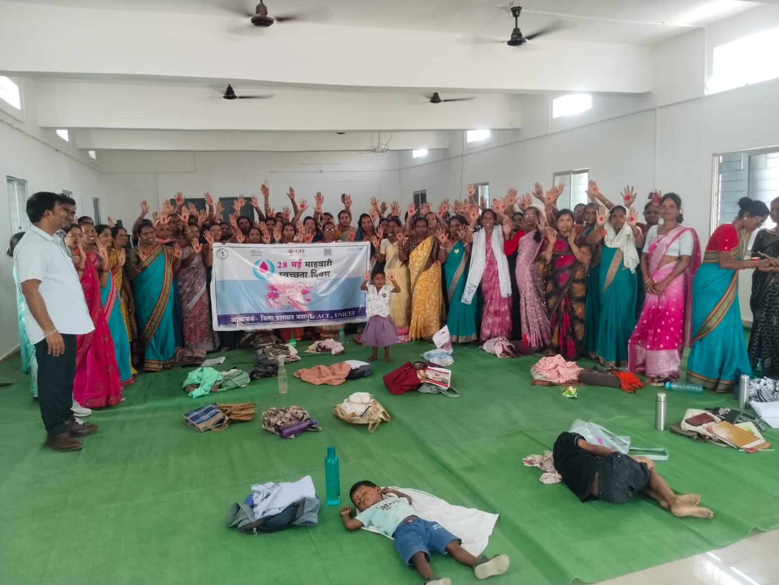 विश्व माहवारी स्वच्छता दिवस पर कांसाबेल में महिलाओं को दिया गया स्वच्छता और स्वास्थ्य का संदेश, स्व-सहायता समूह की दीदियों ने खुलकर साझा किए अनुभव