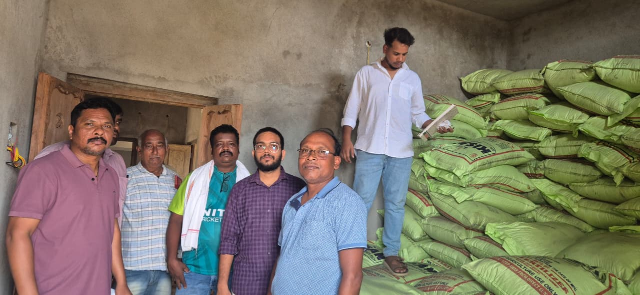 डीएपी के नाम पर किसानों से ठगी का बड़ा खेल उजागर, खारीबहार में कृषि विभाग का छापा, 17 टन से ज्यादा अवैध उर्वरक जब्त कर 342 बोरियां सील