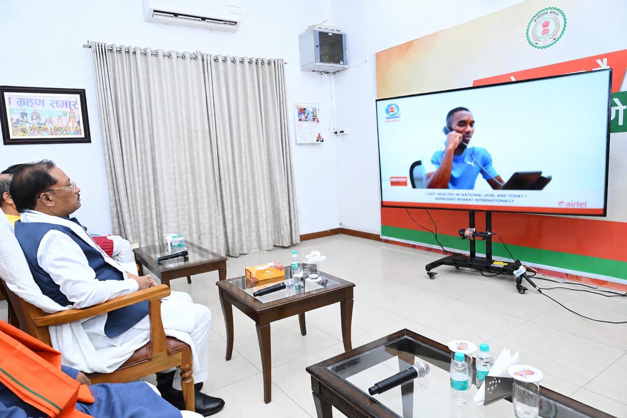 मन की बात में छत्तीसगढ़ का बढ़ा मान: प्रधानमंत्री मोदी ने जशपुर के धावक अनिमेष कुजूर और मल्हार की ऐतिहासिक धरोहर का किया राष्ट्रीय मंच से उल्लेख, मुख्यमंत्री बोले- छत्तीसगढ़ की प्रतिभा को मिला राष्ट्रीय सम्मान