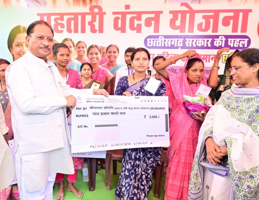 बड़ेकनेरा से मुख्यमंत्री का बड़ा संदेश: महिलाओं के हाथों में आर्थिक ताकत, माताओं को सुरक्षा, बच्चों को पोषण और स्व-सहायता समूहों को संबल देकर बदल रही छत्तीसगढ़ की तस्वीर, योजनाओं के लाभार्थियों से सीधे संवाद कर सीएम विष्णुदेव साय ने देखा जमीनी बदलाव का असर