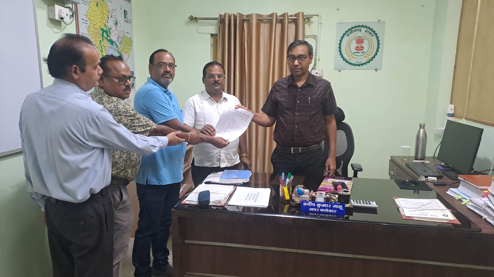 सीतापुर विधायक-नायब तहसीलदार विवाद पर भड़का राजस्व अमला, पटवारी संघ ने खोला मोर्चा; गिरफ्तारी नहीं हुई तो प्रदेशव्यापी आंदोलन की चेतावनी