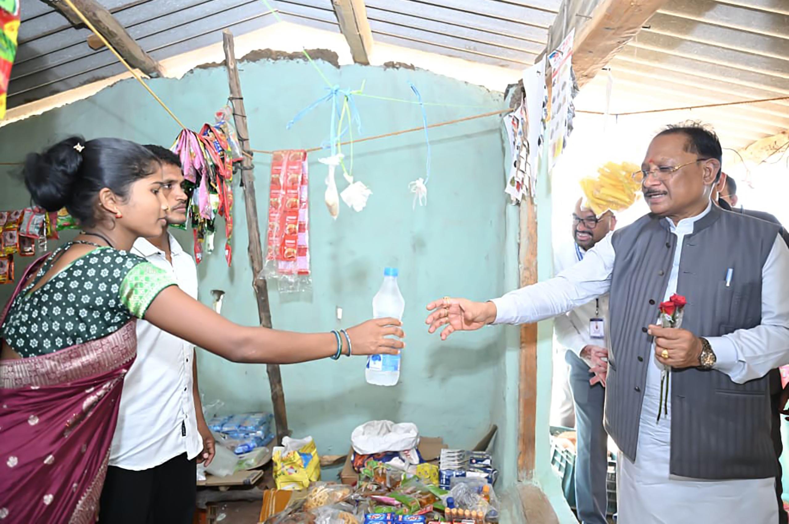 कभी नक्सल संगठन में थे मासा तामो और जयमोती, आज किराना दुकान से कमा रहे सम्मान की रोटी; मुख्यमंत्री विष्णु देव साय ने पानी की बोतल खरीदकर बढ़ाया हौसला