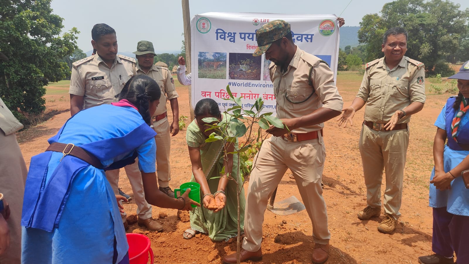 विश्व पर्यावरण दिवस पर खरसोता स्कूल में हरित संकल्प का महाअभियान, जनप्रतिनिधियों, विद्यार्थियों और ग्रामीणों ने किया सामूहिक वृक्षारोपण
