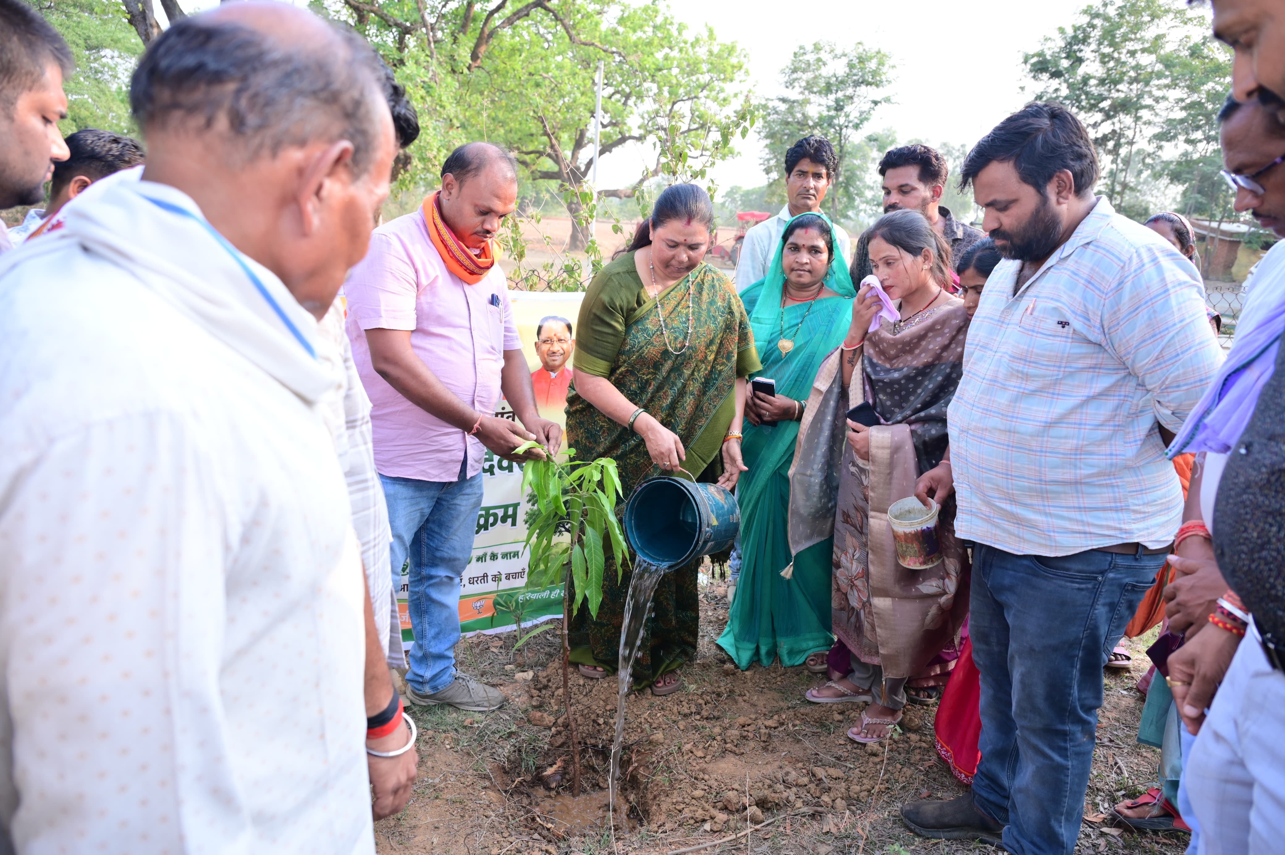 "एक पेड़ माँ के नाम" अभियान में उमड़ा जनसैलाब, इंजको और महुआ टिकरा में हुआ सामूहिक पौधरोपण-गोमती साय की अपील- सिर्फ पौधा लगाना नहीं, उसे वृक्ष बनाकर आने वाली पीढ़ियों को दें हरियाली की सौगात