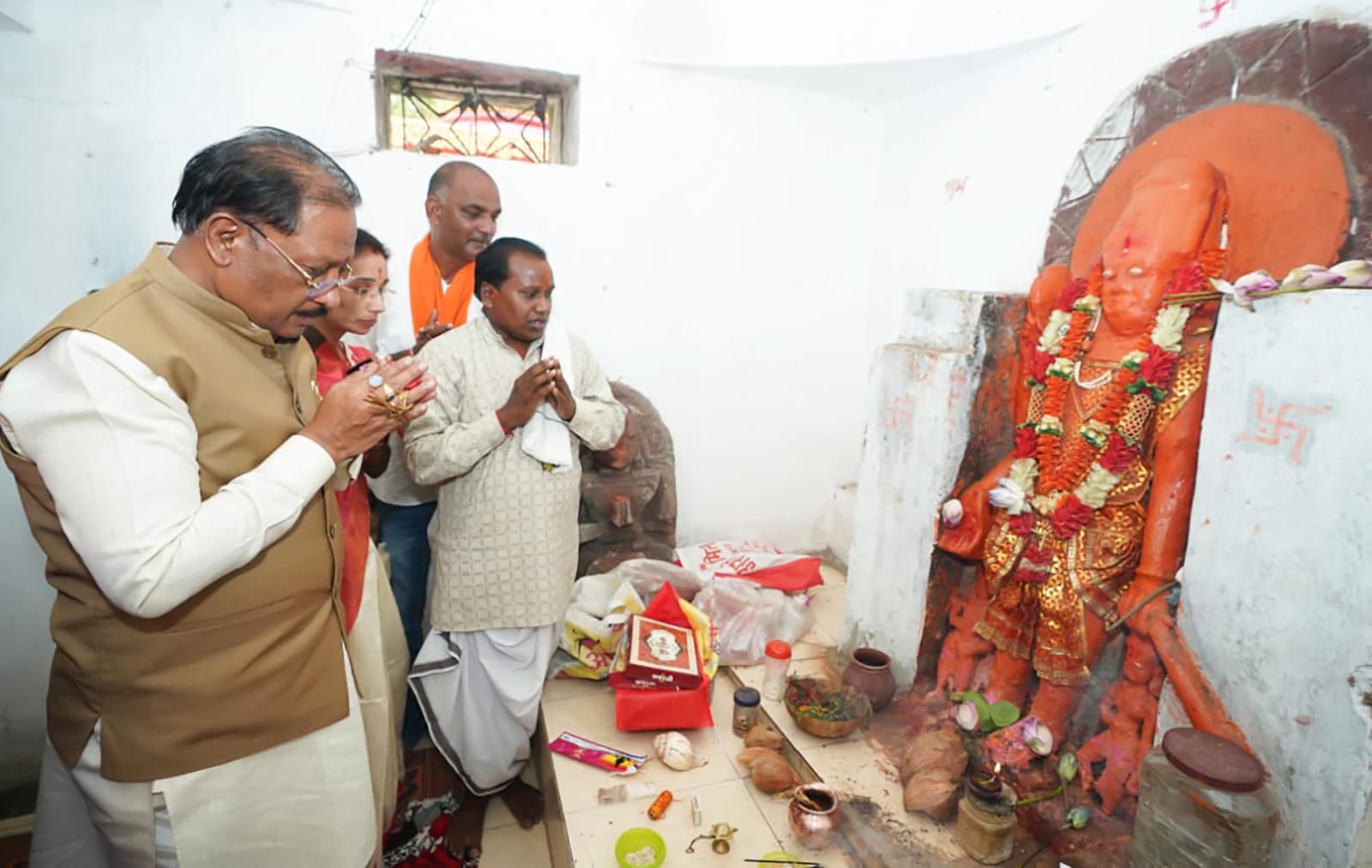 सुशासन तिहार में मुख्यमंत्री विष्णुदेव साय ने ठठारी के ऐतिहासिक चतुर्भुज विष्णु मंदिर में टेका माथा, प्रदेश की खुशहाली और समृद्धि के लिए मांगा आशीर्वाद