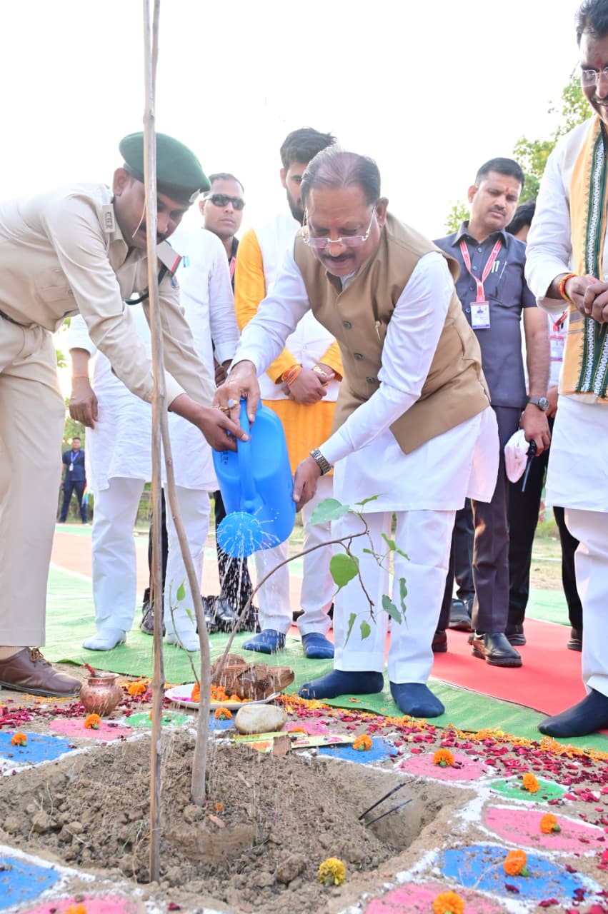 गरियाबंद से मुख्यमंत्री विष्णु देव साय का बड़ा पर्यावरण संदेश, &lsquo;एक पेड़ मां के नाम&rsquo; अभियान के तहत लगाया पीपल का पौधा, प्रदेशवासियों से लाखों पौधे लगाने और उनकी सुरक्षा का किया आह्वान