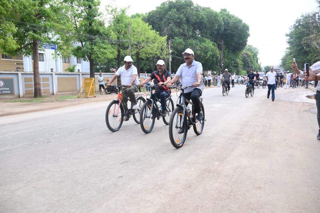 विश्व साइकिल दिवस पर जगदलपुर में &lsquo;संडे ऑन साइकिल&rsquo; कार्यक्रम, उप मुख्यमंत्री अरुण साव ने युवाओं संग चलाई साइकिल फिटनेस और पर्यावरण संरक्षण का दिया संदेश,