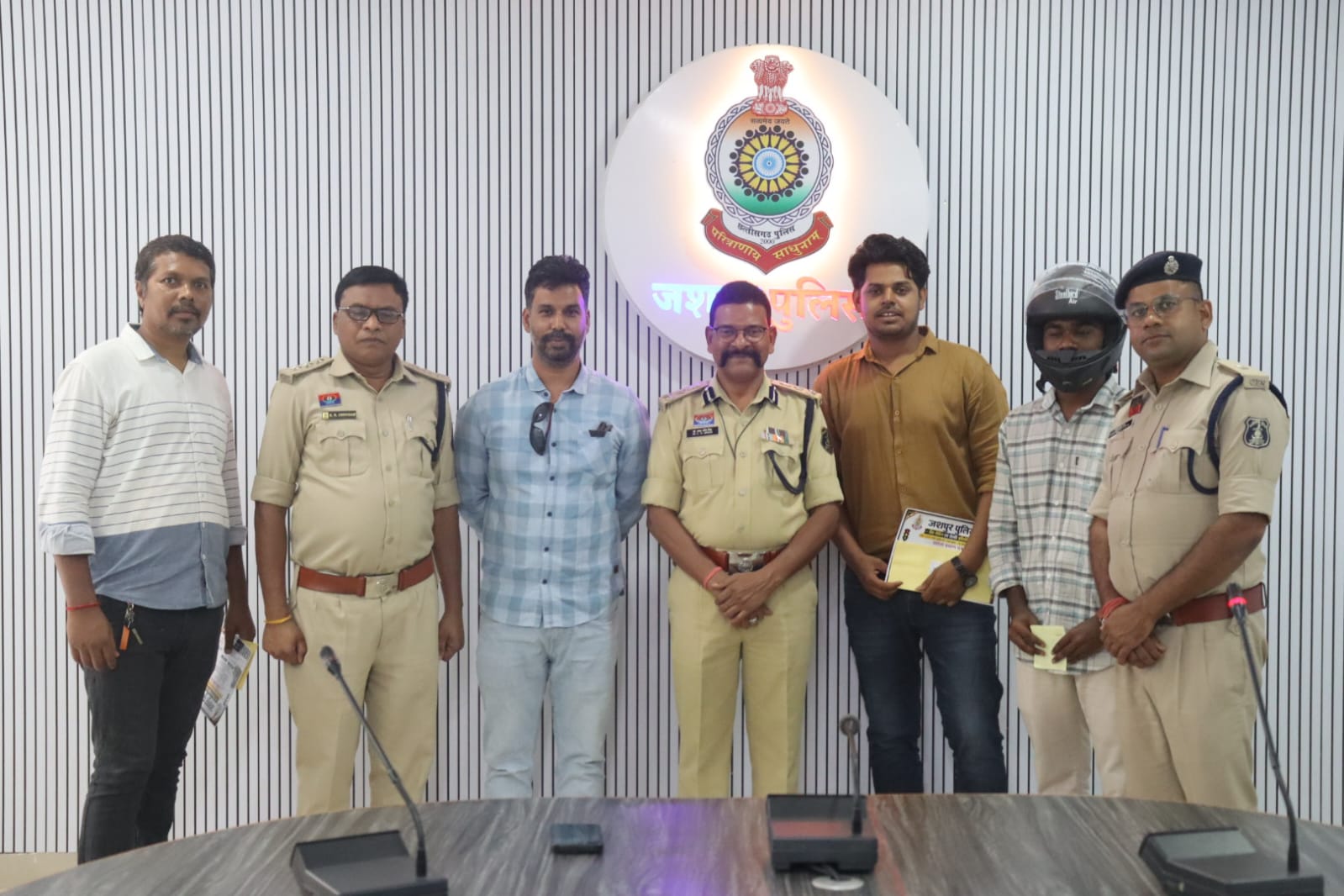सड़क सुरक्षा को जनआंदोलन बनाने की दिशा में जशपुर पुलिस का अनूठा प्रयास: रील बनाकर जागरूकता फैलाने वाले प्रतिभागियों को एसएसपी ने किया सम्मानित, युवाओं को बताया बदलाव का वाहक
