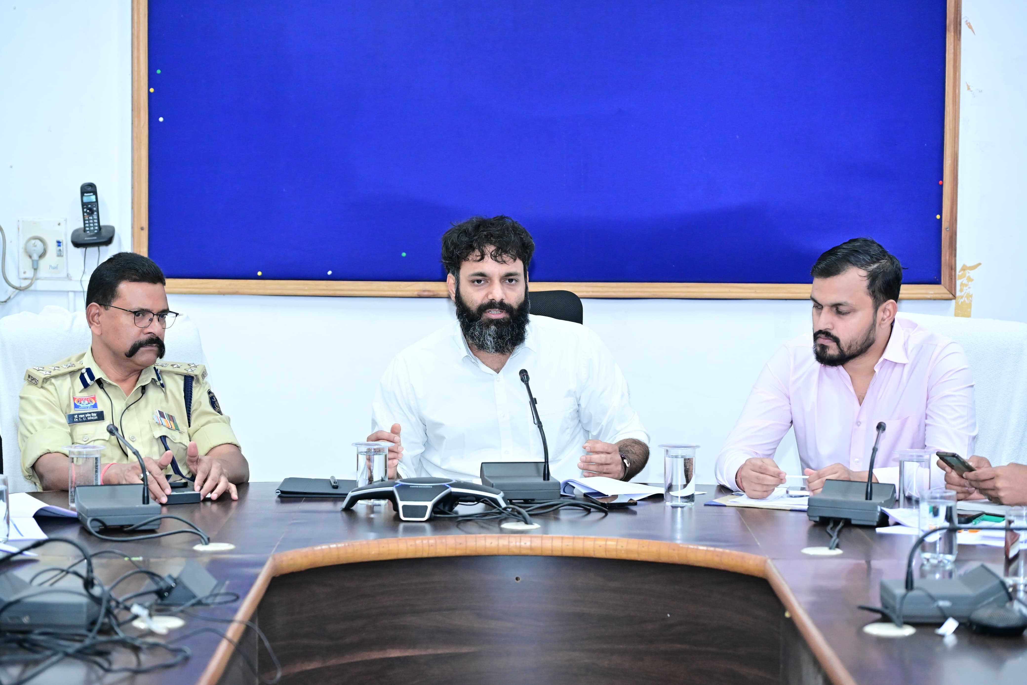 जशपुर में सड़क परियोजनाओं की रफ्तार बढ़ाने कलेक्टर का सख्त एक्शन, मुआवजा से लेकर ब्लैक स्पॉट सुधार तक दिए कड़े निर्देश