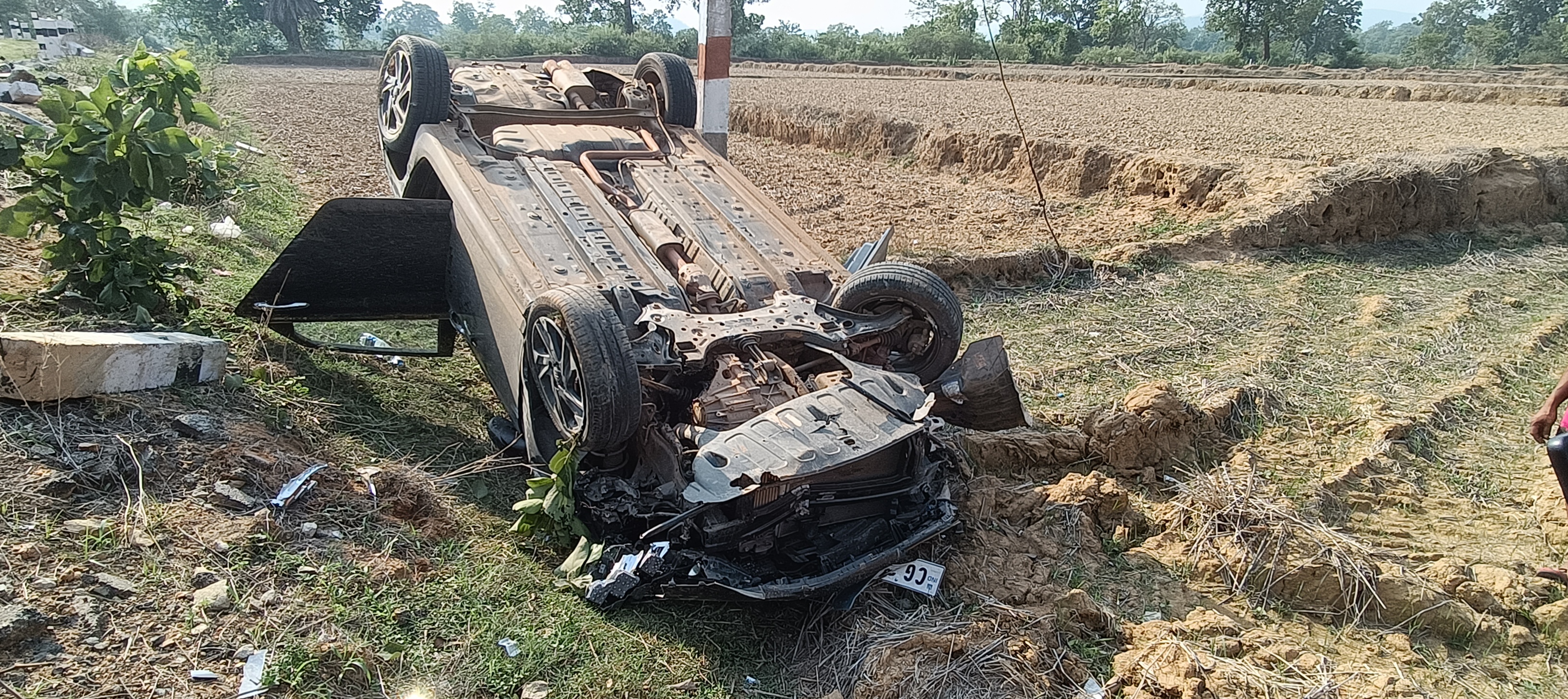 मौत को मात देकर लौटा चालक! हवा में उछली कार, तीन पलटियां खाते हुए खेत में गिरी; कपरिनाला मोड़ पर बड़ा हादसा टला, फिर उठे सड़क सुरक्षा पर सवाल