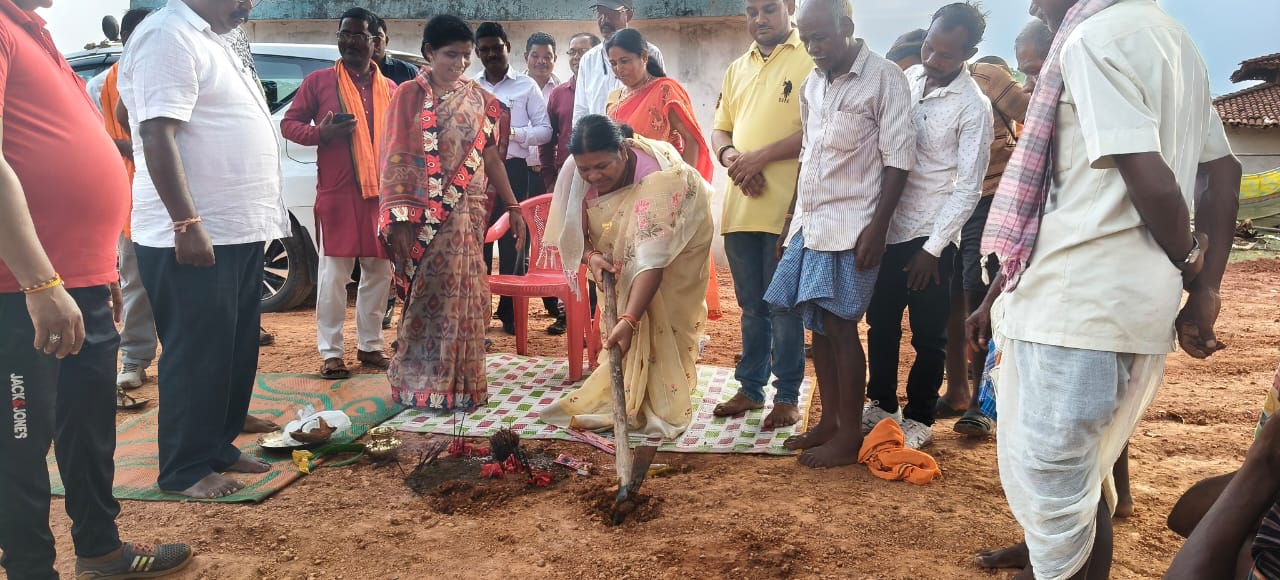 जशपुर के ग्रामीण अंचलों को मिली विकास की नई सौगात: विधायक रायमुनी भगत ने करोड़ों की सड़क परियोजनाओं का किया भूमिपूजन, अब गांवों तक पहुंचेगी विकास की रफ्तार&nbsp;
