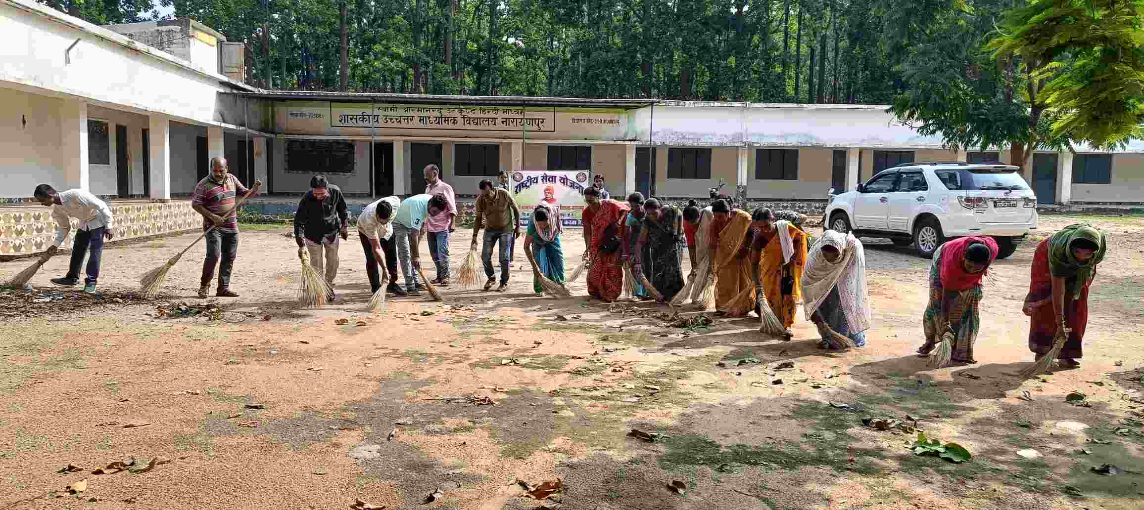 नए शिक्षा सत्र से पहले स्वामी आत्मानंद उत्कृष्ट विद्यालय नारायणपुर में चला स्वच्छता का महाअभियान, प्राचार्य के मार्गदर्शन में शिक्षकों, जनप्रतिनिधियों और ग्रामीणों ने मिलकर पूरा विद्यालय परिसर की सफाई