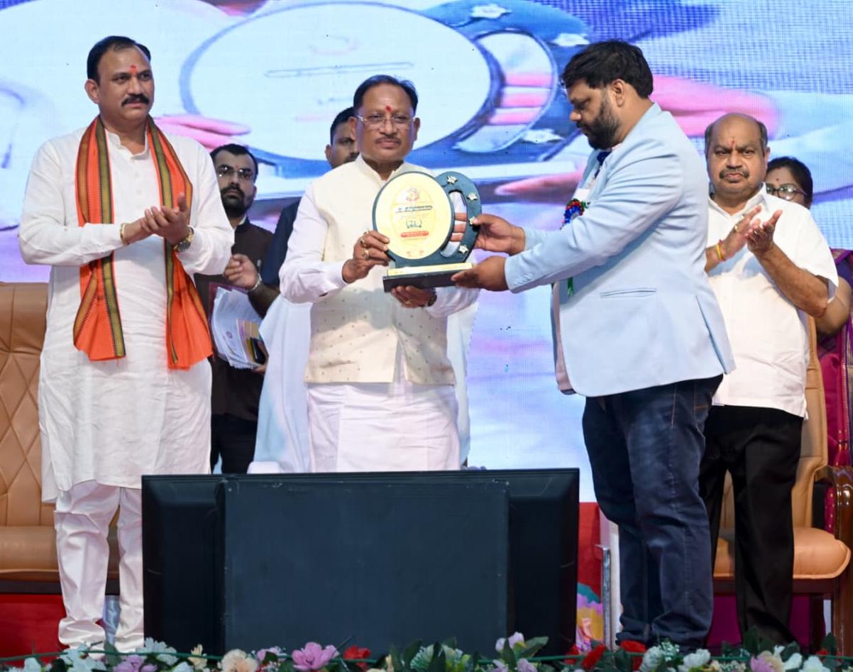 ढाई वर्षों में स्वास्थ्य व्यवस्था को मिली नई ताकत, एनएचएम महासम्मेलन में मुख्यमंत्री साय ने खोला सौगातों का पिटारा; हड़ताल अवधि का वेतन मिलेगा, कर्मचारियों में खुशी की लहर