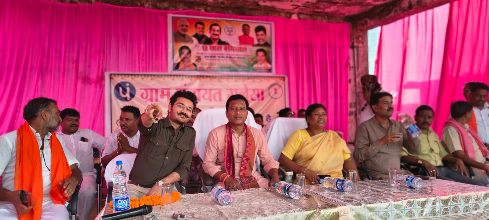तोरा में मोदी सरकार के 12 वर्षों की उपलब्धियों पर हुआ विशाल जनसंवाद, सांसद राधेश्याम राठिया और विधायक रायमुनी भगत ने गिनाईं विकास एवं गरीब कल्याण की उपलब्धियां