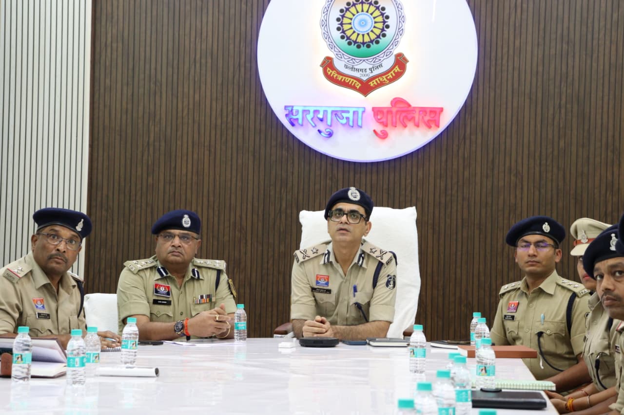 सरगुजा रेंज में नई पुलिस फोर्स की एंट्री: आईजी दीपक कुमार झा ने 78 प्रशिक्षु उपनिरीक्षकों को दिया सफलता का मंत्र, बोले&mdash; जनता का विश्वास जीतना और कानून का सम्मान कराना ही होगी सबसे बड़ी परीक्षा