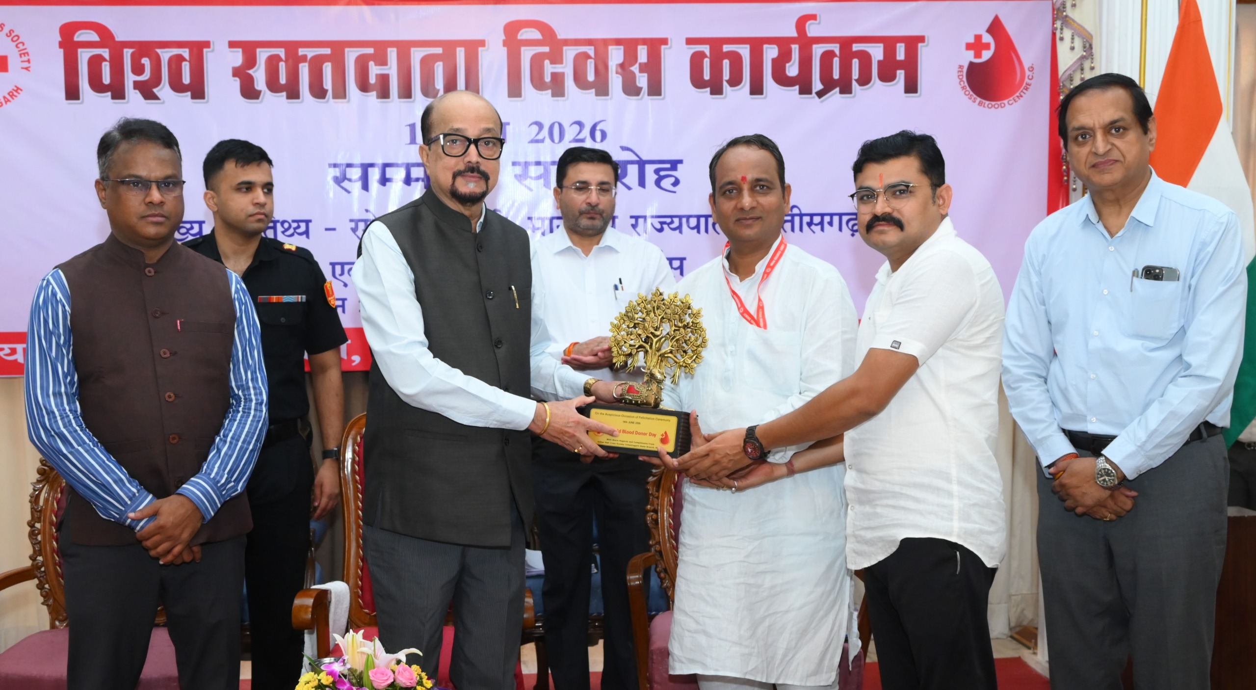 &ldquo;खून की एक बूंद बचा सकती है किसी की जिंदगी!&rdquo; विश्व रक्तदाता दिवस पर राज्यपाल रमेन डेका ने किया रक्तवीरों का सम्मान, बोले&mdash; रक्तदान से बड़ा कोई दान और सेवा नहीं