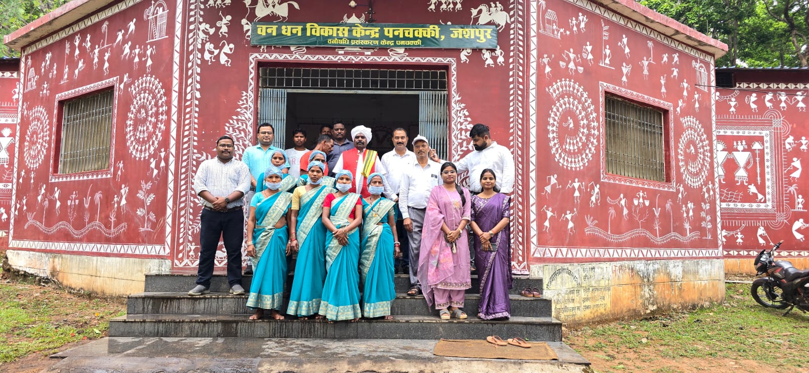 पनचक्की के वन धन विकास केंद्र में दिखी आत्मनिर्भरता की नई तस्वीर, सारुडीह चाय बागान में रोजगार की संभावनाओं का लिया जायजा; अध्यक्ष रूपसाय सलाम बोले&mdash;वनोपज आधारित आजीविका से बदल रही ग्रामीण अर्थव्यवस्था की तकदीर