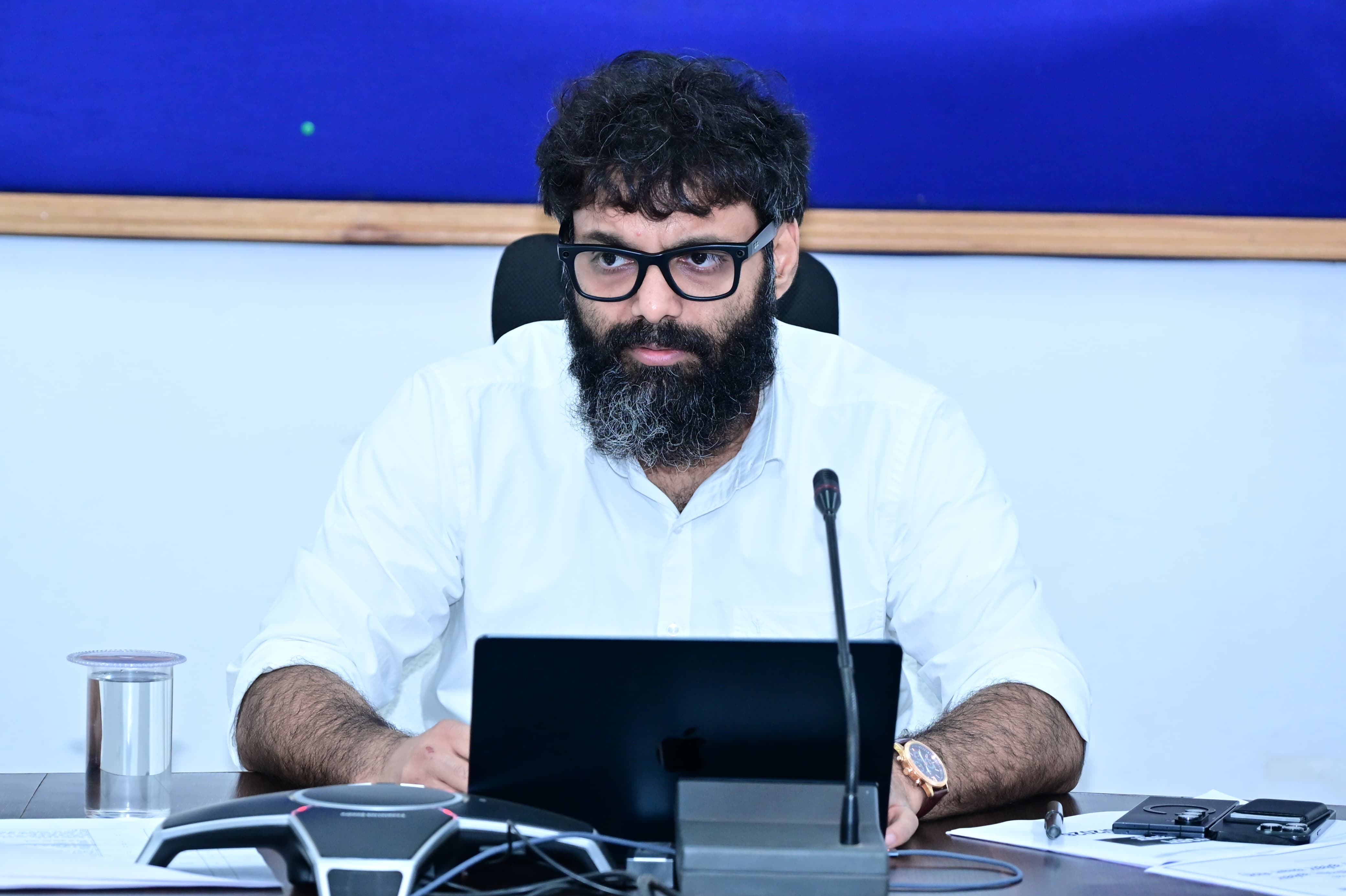 किसानों के एग्रीस्टेक पंजीयन में लापरवाही बर्दाश्त नहीं, कलेक्टर रोहित व्यास ने राजस्व अमले को दी सख्त चेतावनी &mdash; लंबित नामांतरण, सीमांकन, भू-अर्जन और स्वामित्व योजना के प्रकरण समय-सीमा में निपटाने के निर्देश
