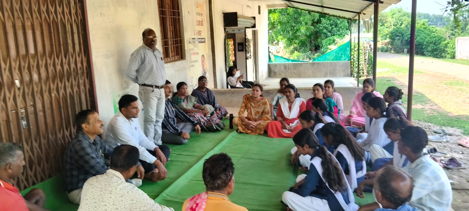 "कोई भी बच्चा शिक्षा से वंचित न रहे"&mdash; शत-प्रतिशत विद्यालय उपस्थिति के संकल्प के साथ बरगांव में लगी शिक्षा चौपाल, पालकों और ग्रामीणों से बच्चों को नियमित स्कूल भेजने की अपील