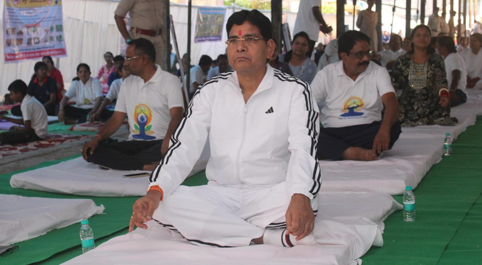 ​छत्तीसगढ़ महतारी और भगवान धनवंतरि की वंदना से सारंगढ़ में योग दिवस का शंखनाद-योग और नृत्य का अद्भुत संगम: सारंगढ़ में बच्चों ने संगीत की धुन पर योग मुद्राओं से मोहा मन