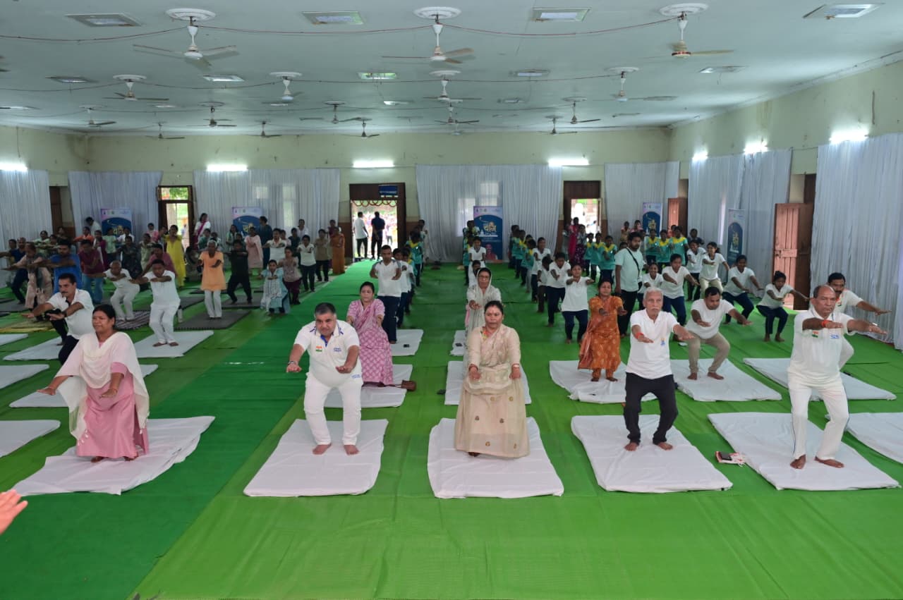 जशपुर के विशिष्ट कम्युनिटी हॉल में योग दिवस पर विधायक गोमती साय ने किया सामूहिक योगाभ्यास, स्वस्थ जीवन और आत्मनिर्भर भारत के निर्माण का दिया प्रेरक संदेश