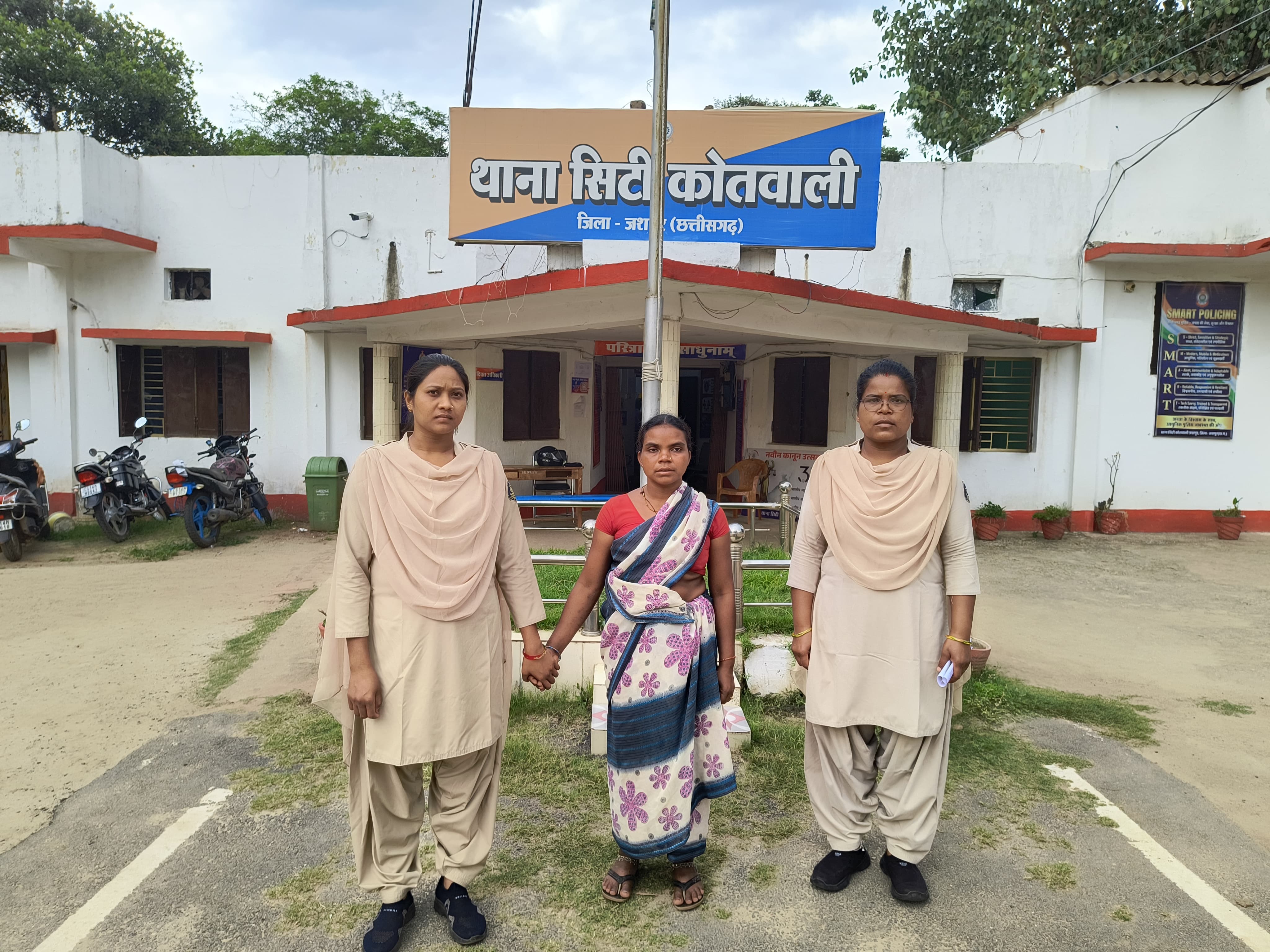1 माह के मासूम को लेकर फरार हुई महिला गिरफ्तार, जशपुर पुलिस ने बच्चे को सकुशल बरामद कर परिजनों को सौंपा