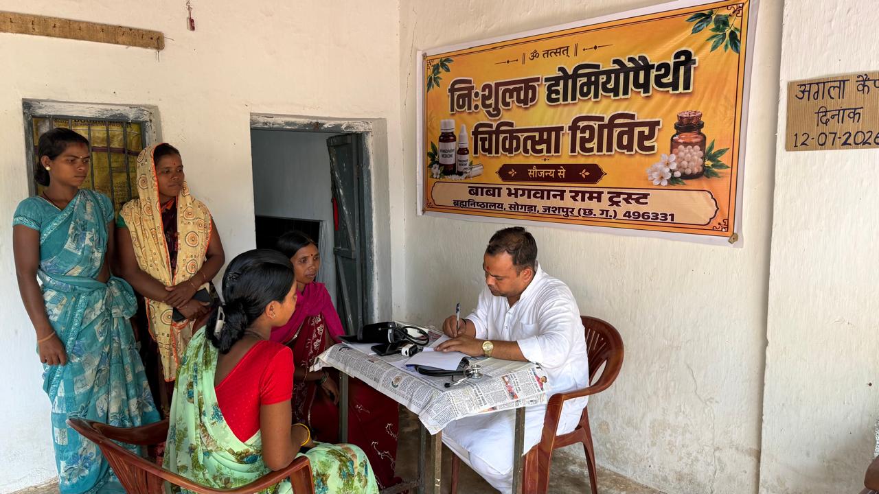 स्वास्थ्य सुविधाओं से दूर ग्रामीणों के लिए वरदान बना सोगड़ा आश्रम, निःशुल्क होम्योपैथिक चिकित्सा शिविर में 73 मरीजों का उपचार, अगले माह फिर लगेगा सेवा शिविर