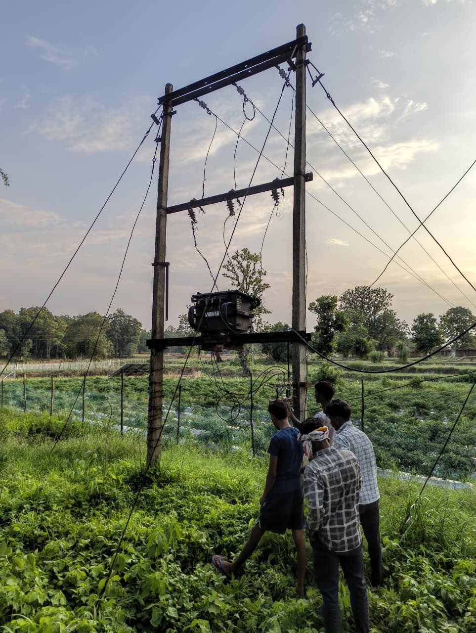 मुख्यमंत्री कैंप कार्यालय की पहल से ग्राम बोड़ालाता में पुनः बहाल हुई बिजली आपूर्ति ,ग्रामीणों ने मुख्यमंत्री श्री विष्णुदेव साय का जताया आभार