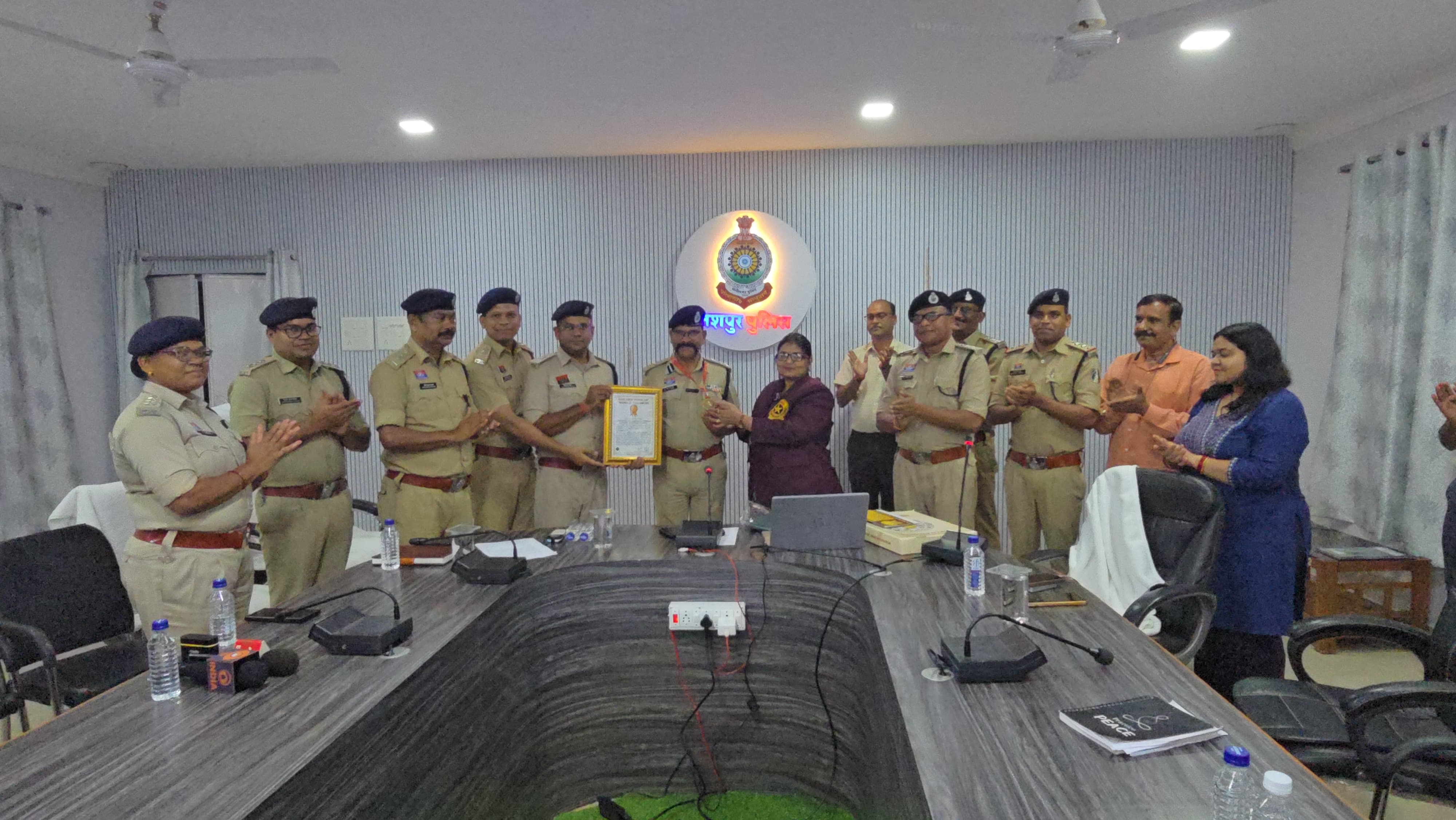 जशपुर पुलिस का विश्व पटल पर परचम: एक ही दिन में 766 गांवों में जन चौपाल लगाकर हेलमेट जागरूकता का रचा इतिहास, गोल्डन बुक ऑफ वर्ल्ड रिकॉर्ड में दर्ज हुआ नाम