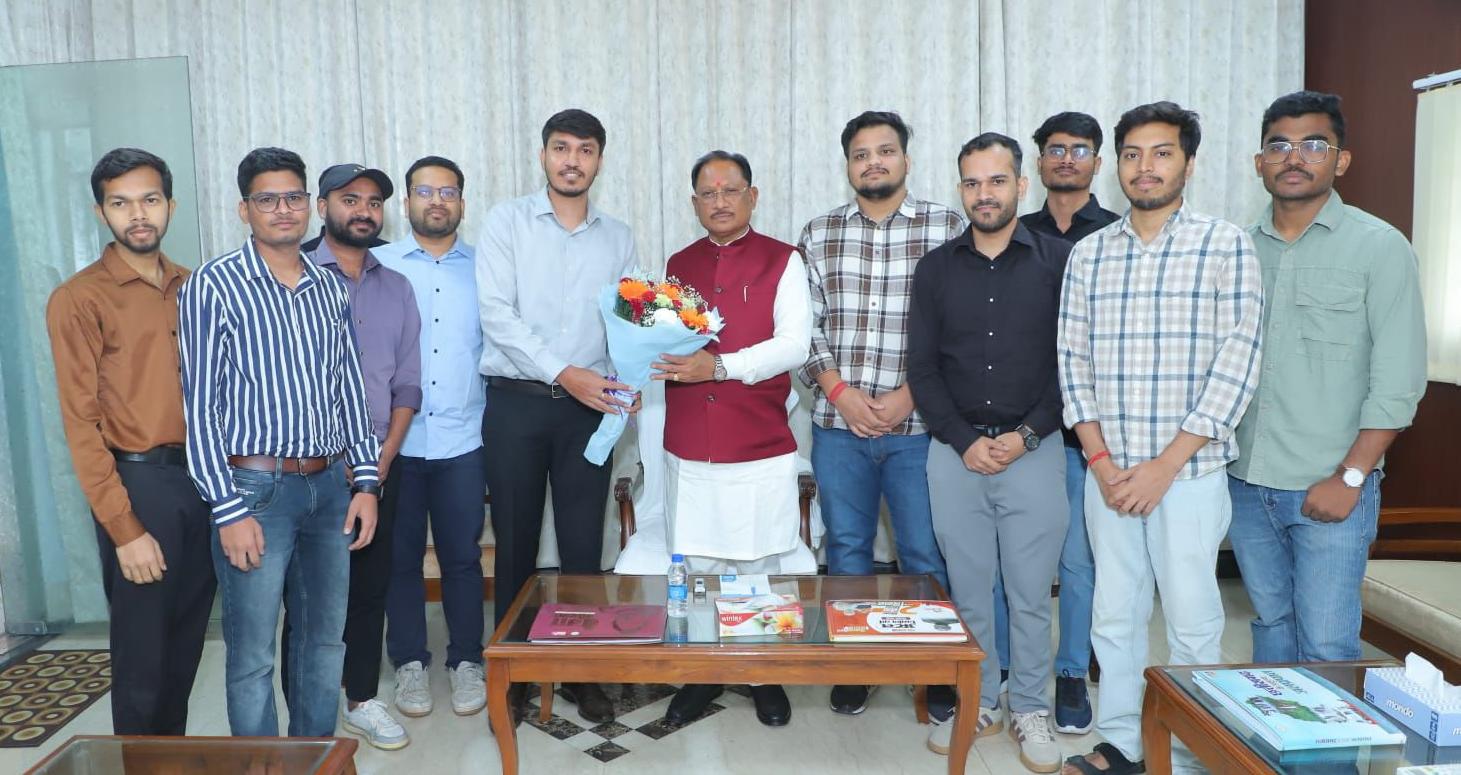 राजमिस्त्री, किसान और शिक्षक परिवारों के बेटा-बेटियों ने रचा सफलता का नया अध्याय: मुख्यमंत्री ने छत्तीसगढ़ सदन में किया सम्मान, मुख्य परीक्षा के लिए दिया जीत का मंत्र