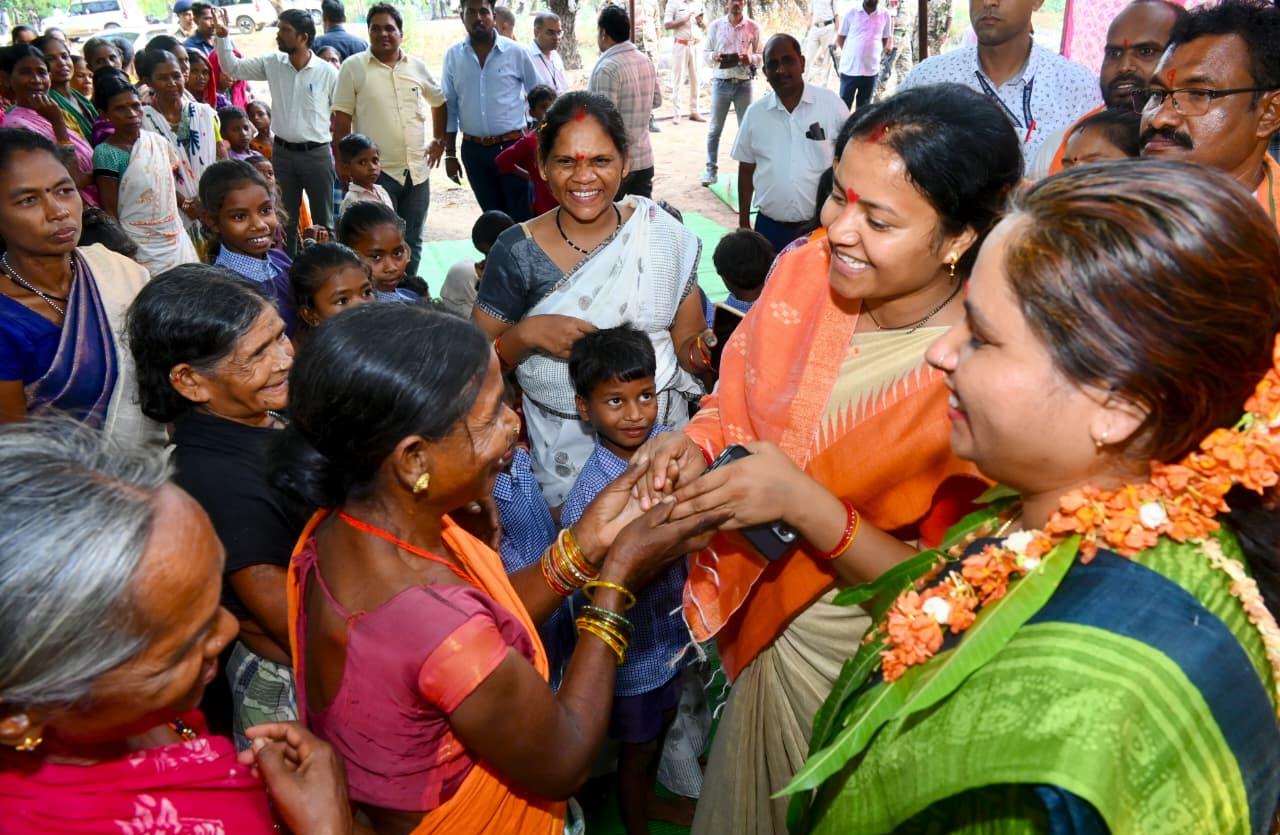 जगरगुंडा सड़क मार्ग से पहुंचने वाली पहली महिला मंत्री बनीं लक्ष्मी राजवाड़े, बदले बस्तर की नई तस्वीर का दिया संदेश