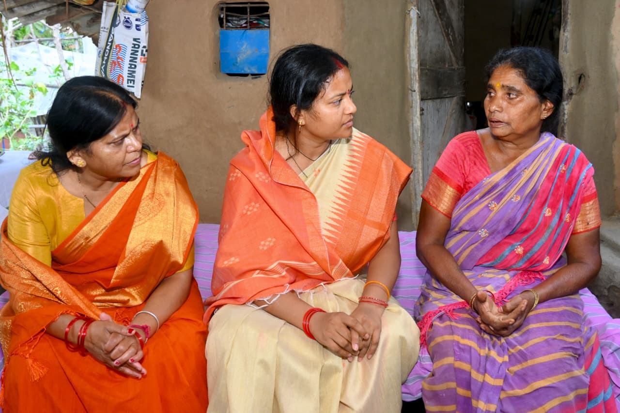 शहीद एएसआई रामू राम नाग को मंत्री लक्ष्मी राजवाड़े की भावभीनी श्रद्धांजलि, माताजी से मिलकर अंत्योदय राशन कार्ड तत्काल जारी करने के दिए निर्देश