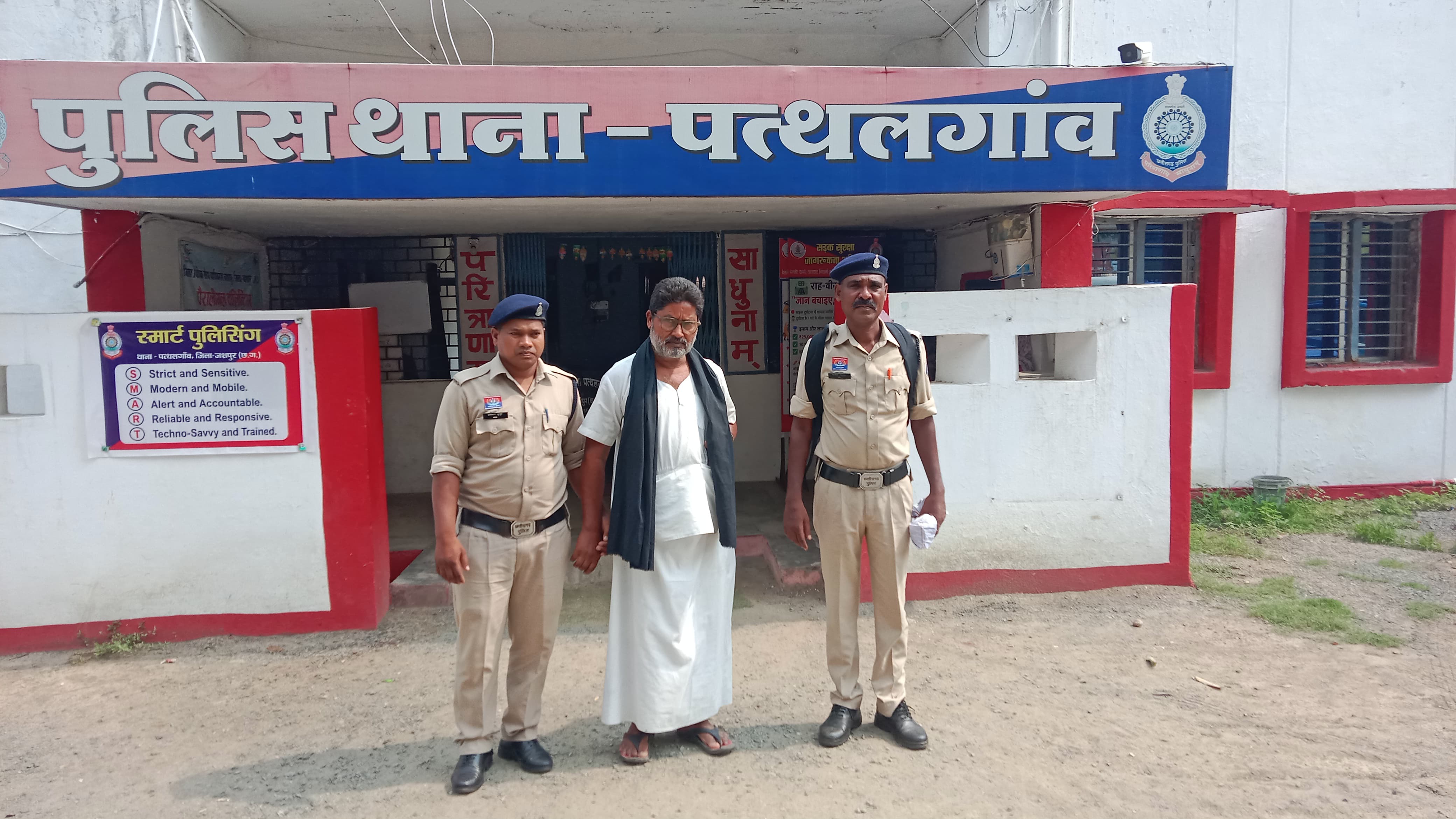 रात के अंधेरे में शराब तस्करी का खेल हुआ बेनकाब... पुलिस की घेराबंदी से मचा हड़कंप, बाइक की बोरी और झोले से निकली 27 लीटर से अधिक अवैध शराब, आरोपी गिरफ्तार,मोटरसाइकिल जब्त, सीधे भेजा गया जेल...