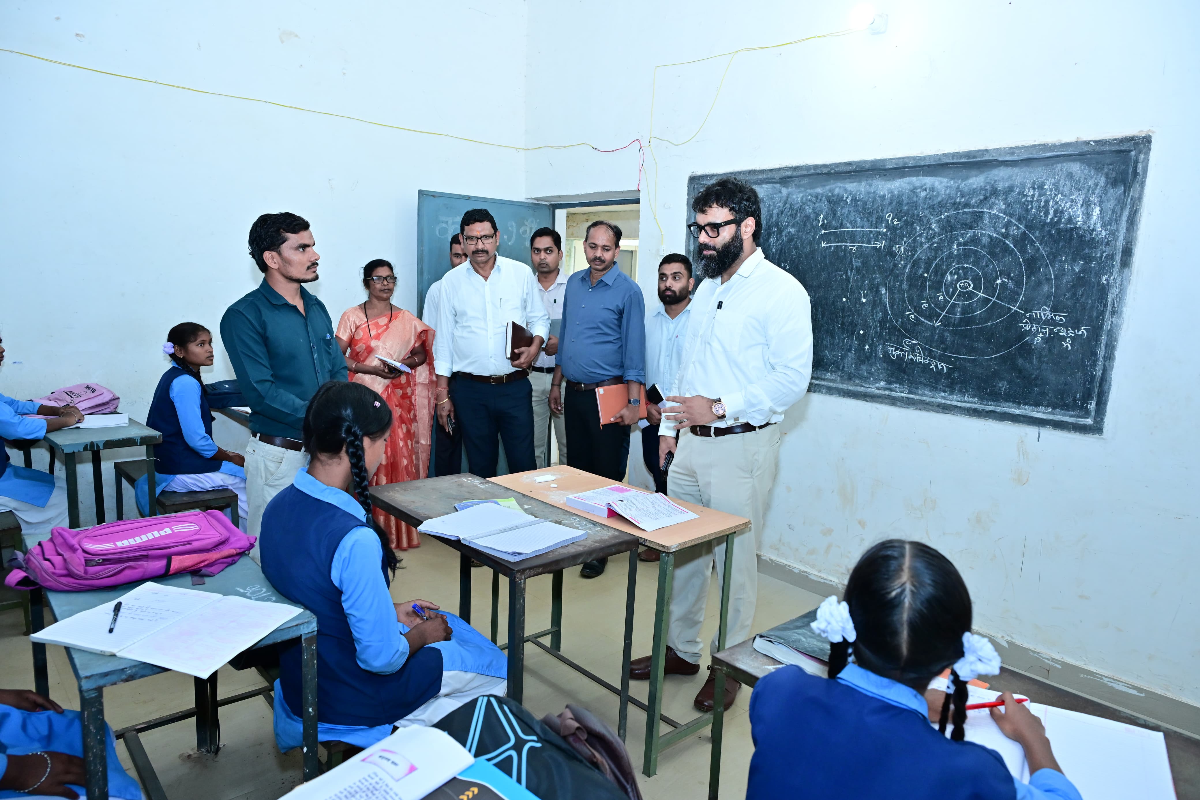  की पढ़ाई में कोई बाधा नहीं आनी चाहिए" : दुलदुला पहुंचकर कलेक्टर रोहित व्यास ने छात्रावास और स्कूल का किया औचक निरीक्षण, अनुपस्थित विद्यार्थियों के पालकों को खुद किया फोन