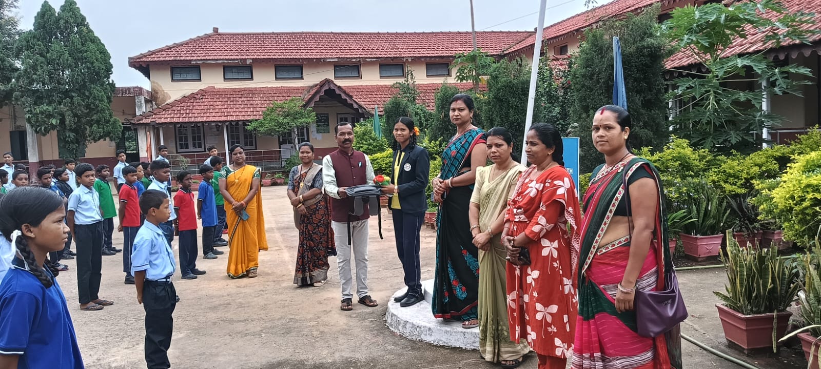 जन्मदिन बना सेवा और संस्कार का उत्सव: स्वामी आत्मानंद उत्कृष्ट विद्यालय में छात्रा के जन्मदिवस पर हुआ न्यौता भोज, बच्चों को परोसा पौष्टिक भोजन