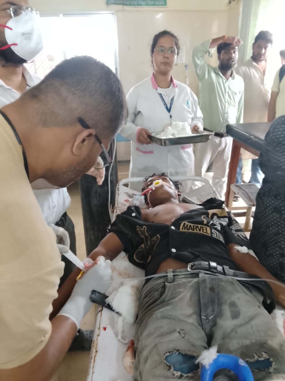 सड़क हादसे में मौत के मुहाने पर पहुंचे दो युवकों को अस्पताल की तत्परता ने दी नई जिंदगी, डॉक्टरों की सूझबूझ और लाइफ सपोर्ट एंबुलेंस से बची सांसें