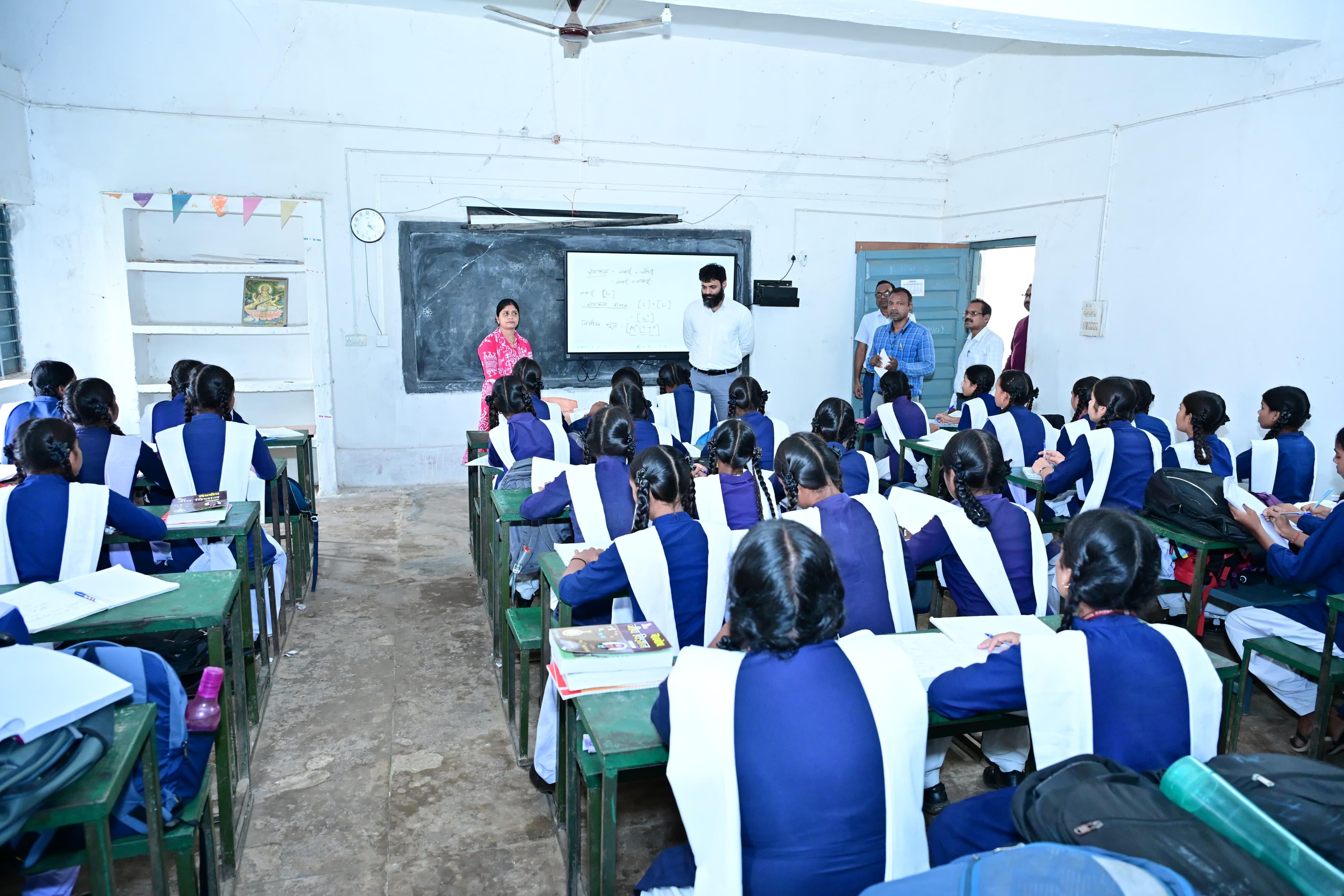 "कांसाबेल स्कूल में कलेक्टर रोहित व्यास का औचक निरीक्षण: गैरहाजिर छात्राओं के पालकों को खुद किया फोन, कहा&mdash;100% उपस्थिति होगी तभी संवरेंगे बेटियों के सपने"