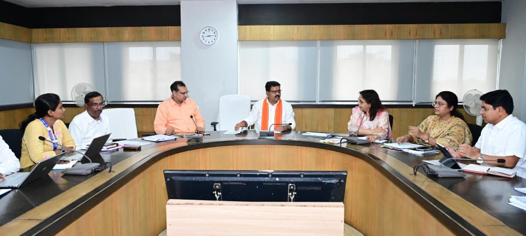 एआई तकनीक से बदलेगी छत्तीसगढ़ की ग्रामीण सड़कों की तस्वीर, डिप्टी सीएम विजय शर्मा का बड़ा फैसला; हर महीने होगी वीडियो मॉनिटरिंग, गड्ढों की पहचान कर होगी त्वरित मरम्मत